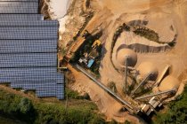 Alemanha, Herzogenrath, Vista aérea de painéis solares na mina de areia — Fotografia de Stock