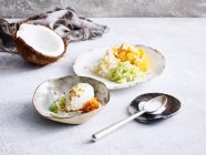 Crème glacée kati & khao niew ma magara - crème glacée à la noix de coco & riz gluant à la mangue — Photo de stock