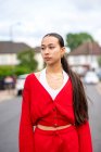 Reino Unido, Londres, Retrato de mujer vestida de rojo en la calle - foto de stock