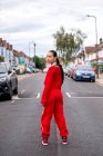 Großbritannien, London, Porträt einer Frau in roter Kleidung auf der Straße — Stockfoto