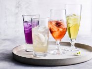 Разнообразие цветных напитков — стоковое фото