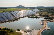 Германия, Герцогенрат, Вид с воздуха на солнечные батареи на песчаной шахте — стоковое фото