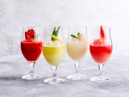 Variedade de bebidas coloridas — Fotografia de Stock