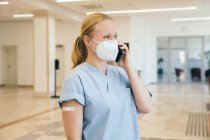 Österreich, Wien, Krankenschwester mit Mundschutz per Smartphone — Stockfoto