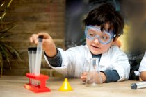 Junge macht zu Hause naturwissenschaftliche Experimente — Stockfoto