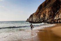 États-Unis, Californie, Montara, Planche de surf sur la plage au coucher du soleil — Photo de stock