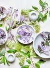 Студійний знімок весняних квітів та керамічних чаш — стокове фото