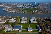 UK, London, Aerial view of Greenwich and Isle of Dogs — стокове фото