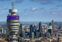 Небоскрёбы Великобритании, Лондона, Лондонского Сити с башней BT на переднем плане — стоковое фото