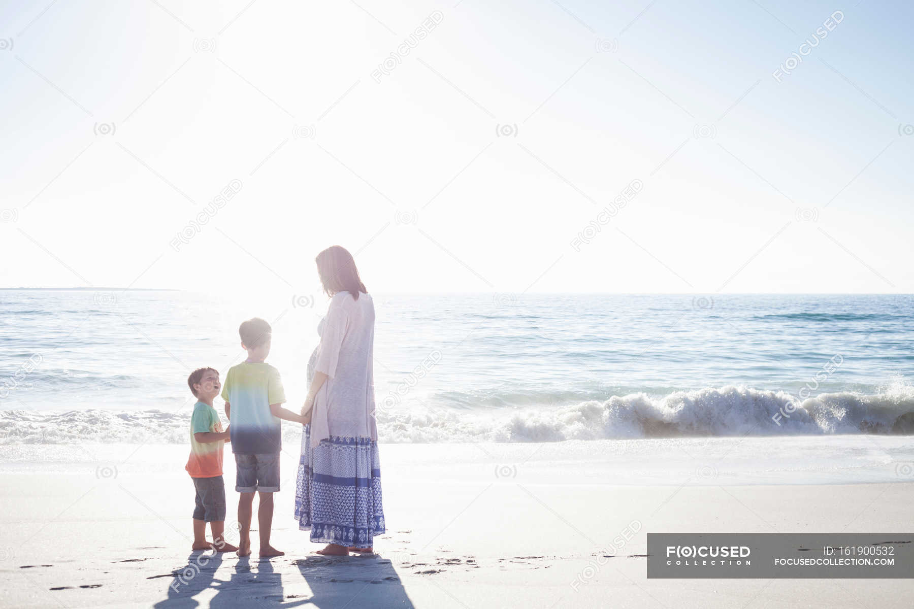 Мать и сыновья на пляже путешествия назначения Родитель одиночка Stock Photo