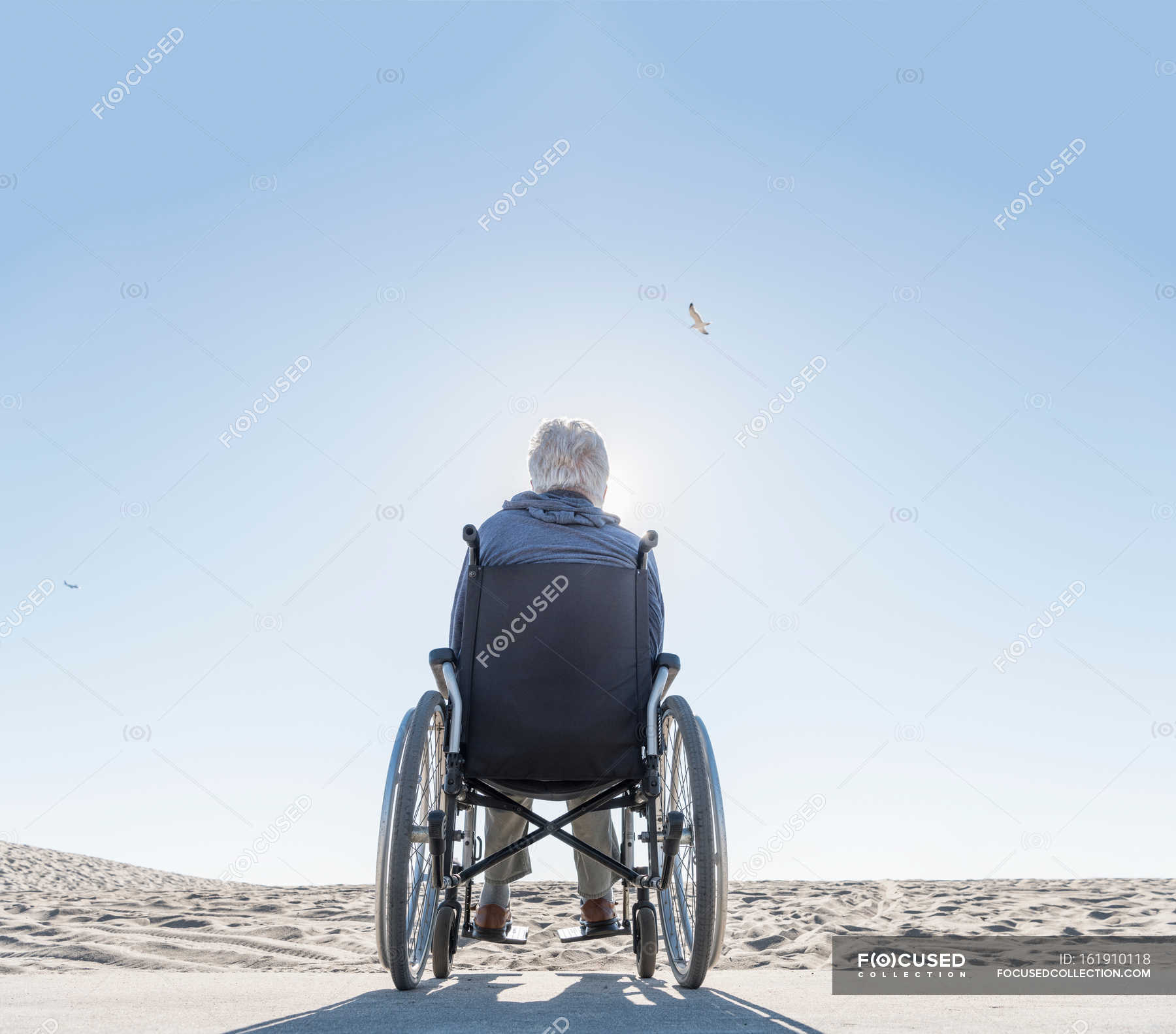 Инвалид в коляске задом