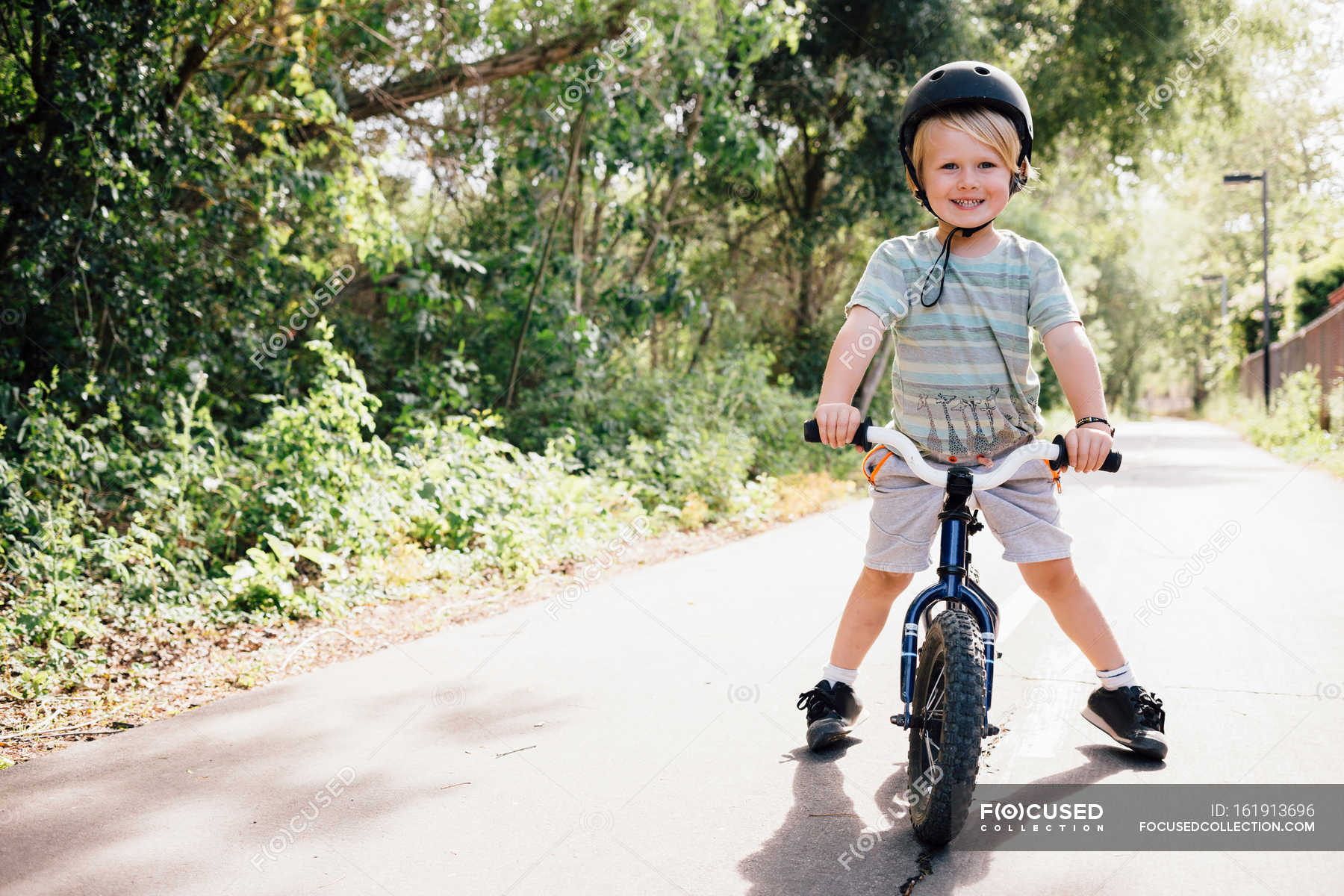 Jonas JungblutYoung boy riding bicycle — Wearing