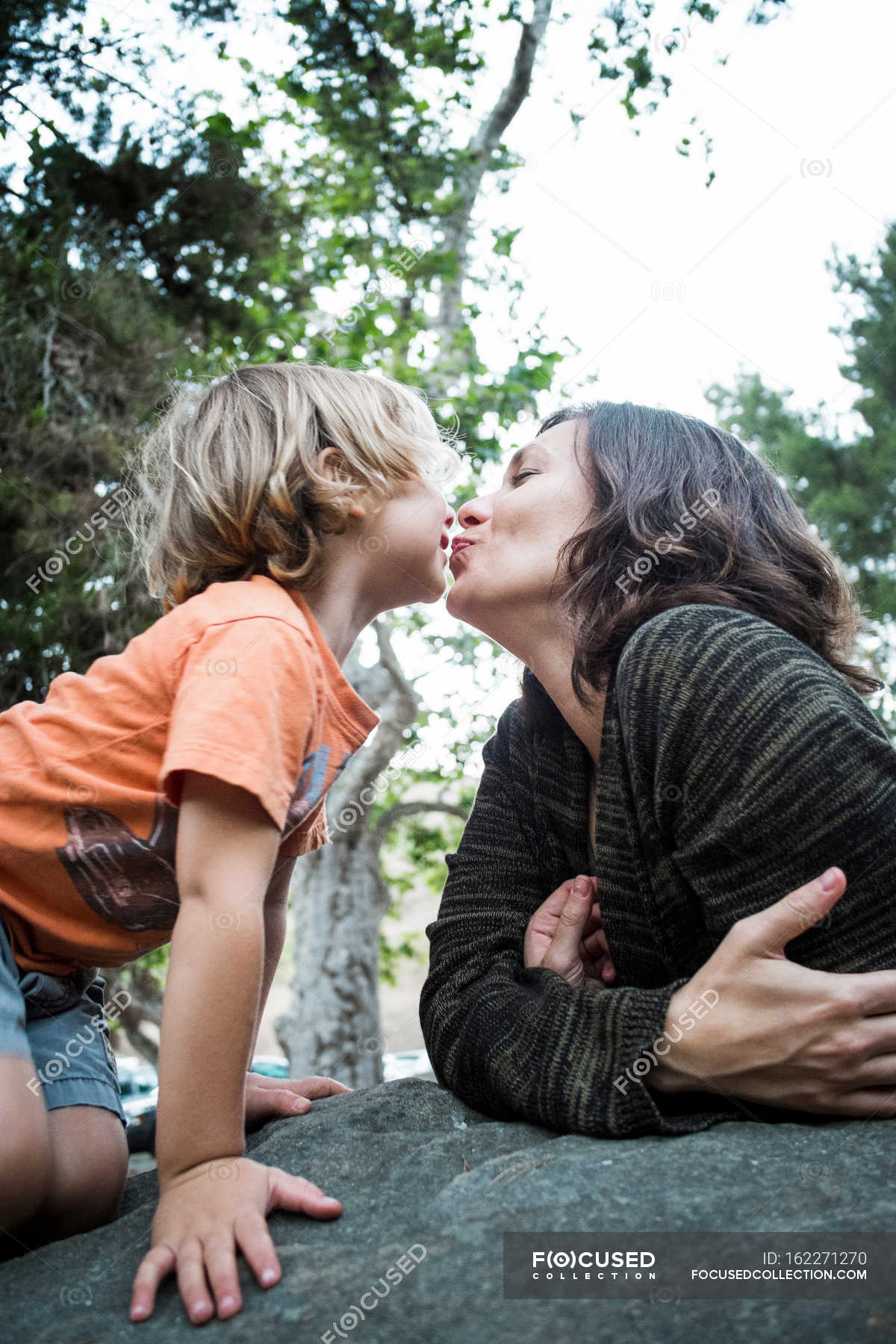 Mother kiss. Мом son Kiss. Мать целует сына в губы. Мать сыном в художественных фильмах.