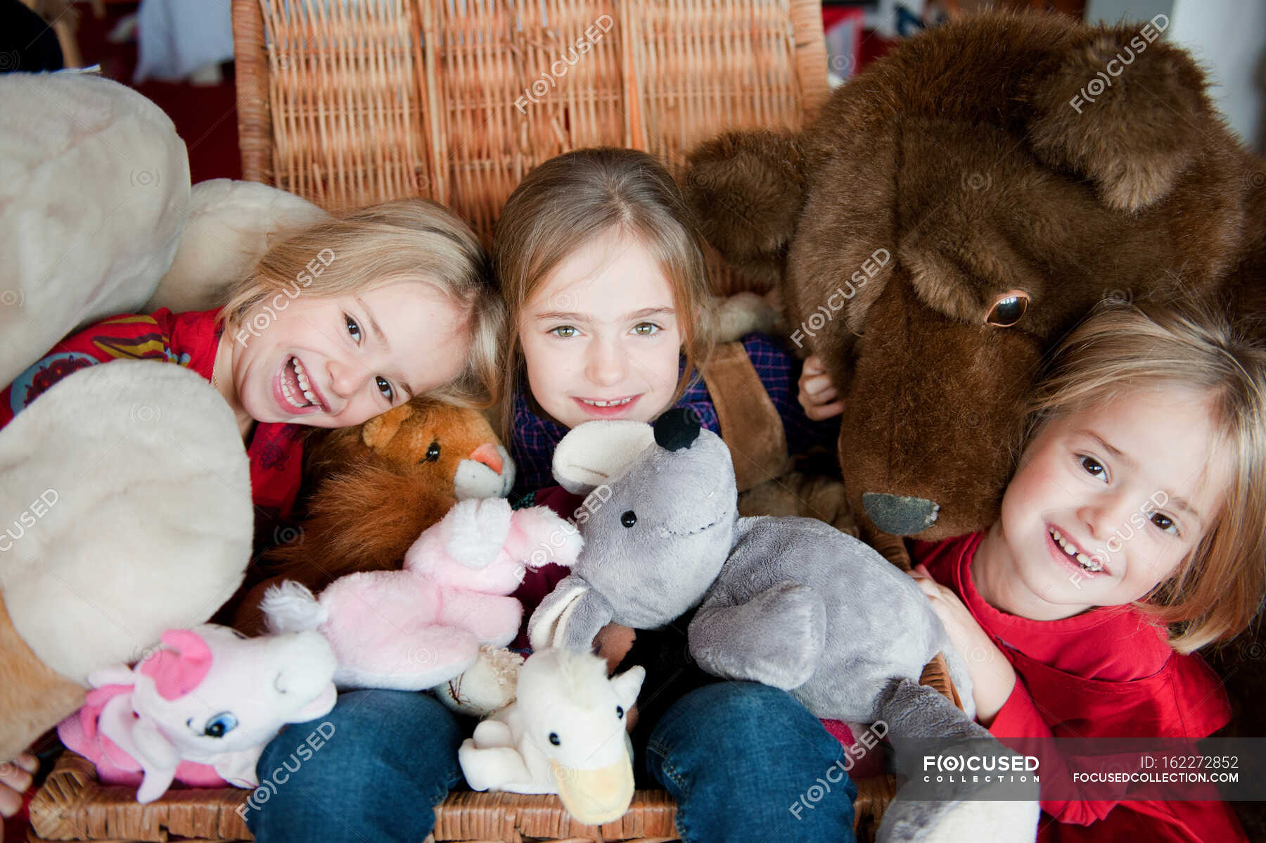 Girls playing with stuffed animals — fun, sister Stock Photo 162272852