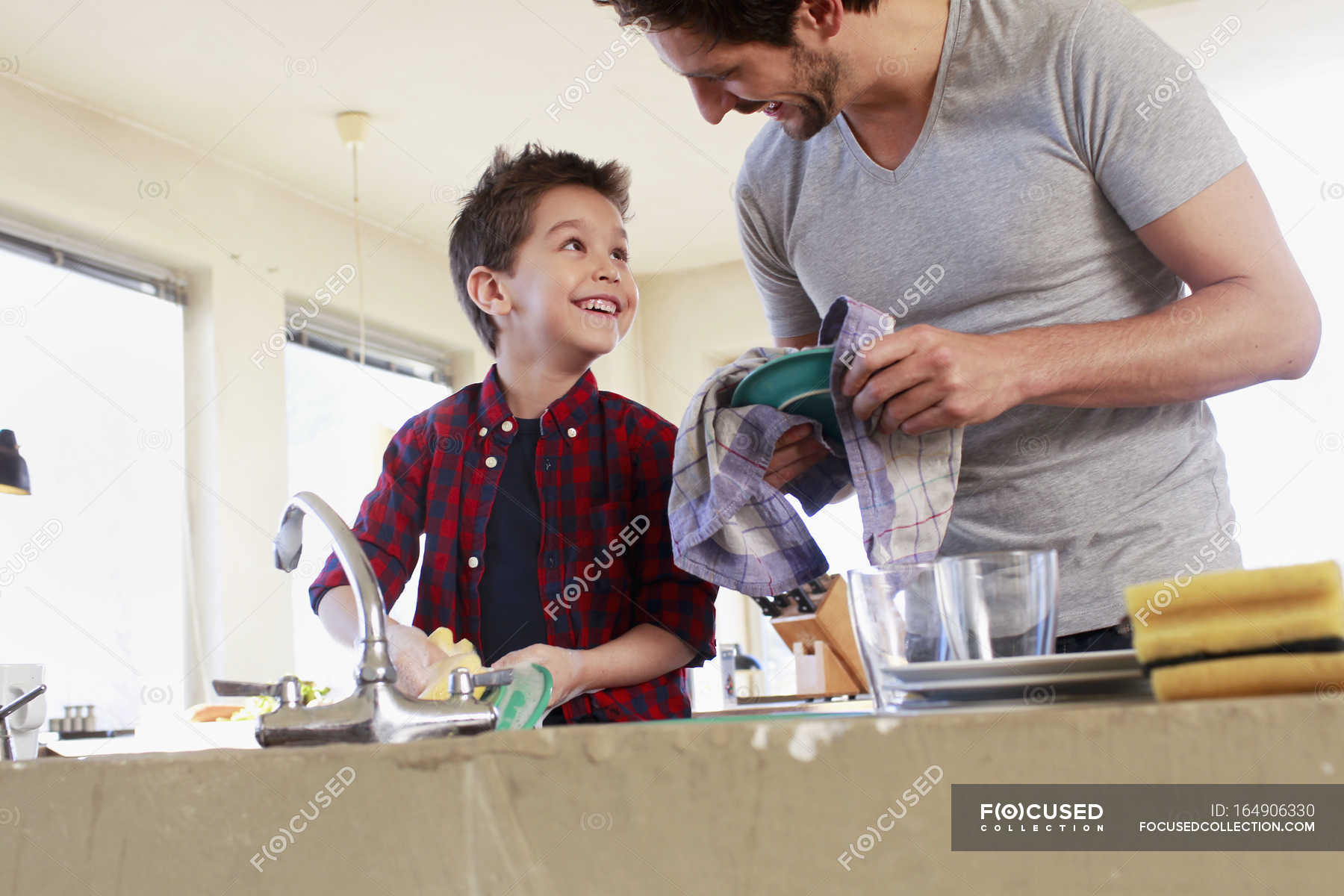 Семья моет посуду