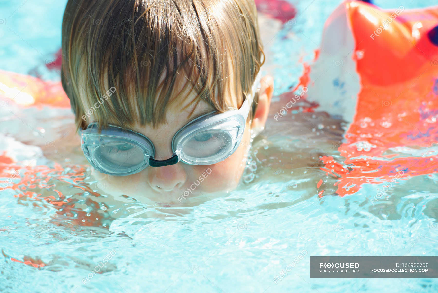 Boy wearing goggles in swimming pool — playing, vacation Stock Photo