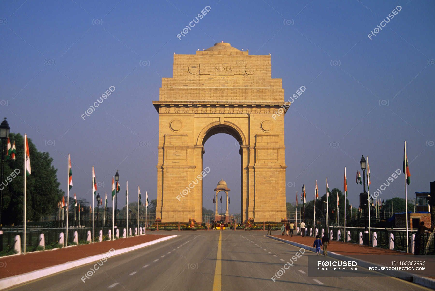 People walking on road in front of India gate — Delhi, historic building -  Stock Photo | #165302996