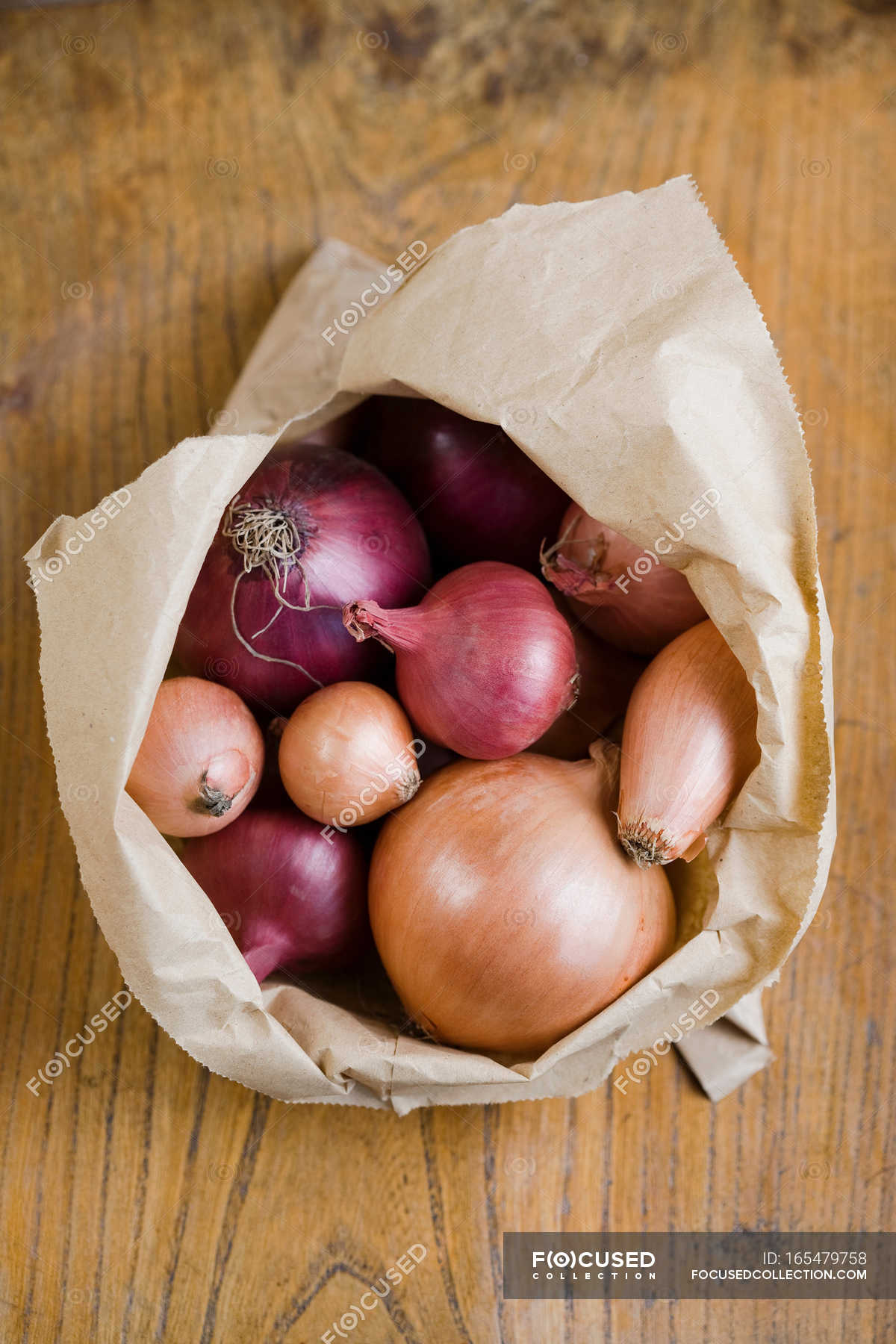 Open paper bag of mixed onions, top view — Red onions, nobody Stock