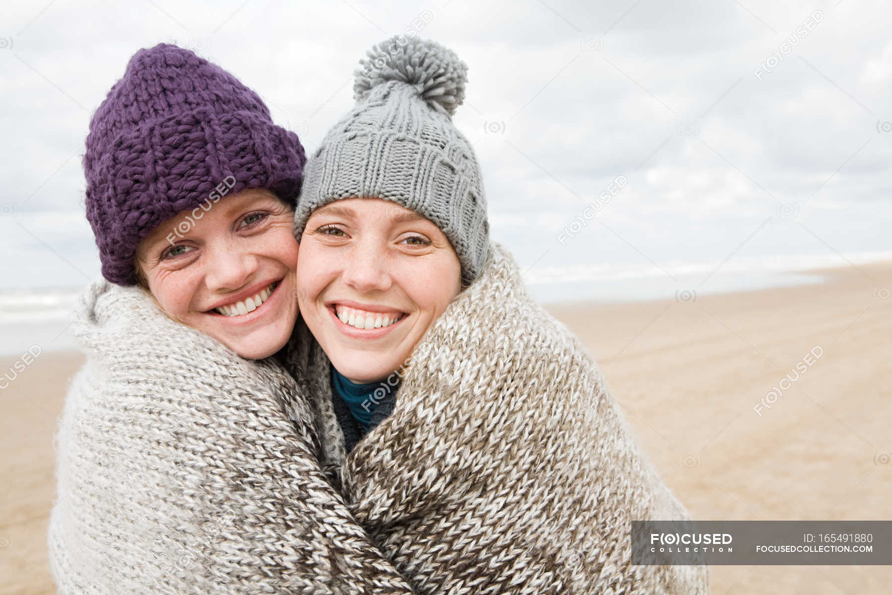 Women sharing a blanket — cloud, Homosexual Couple Stock Photo