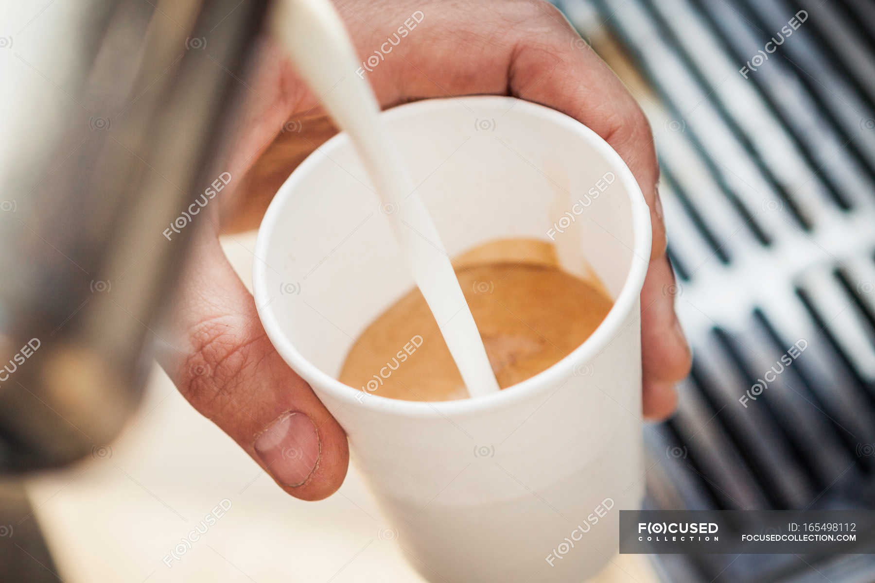 кофейные кубики льда. кофе со сливками. наливает кофе. кофе с молоком. Pour milk on shivalingam.