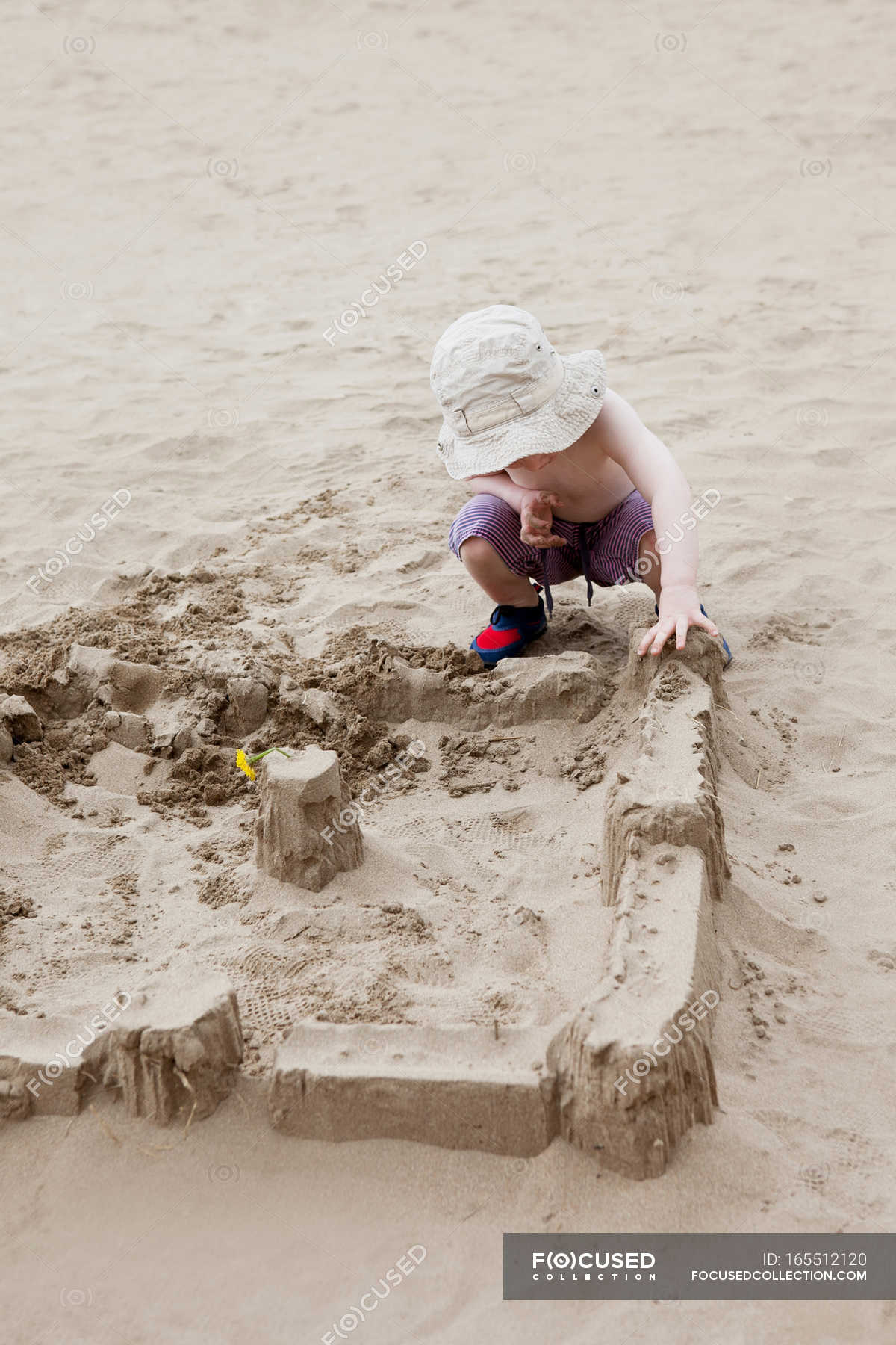 Люди строят песочный замок