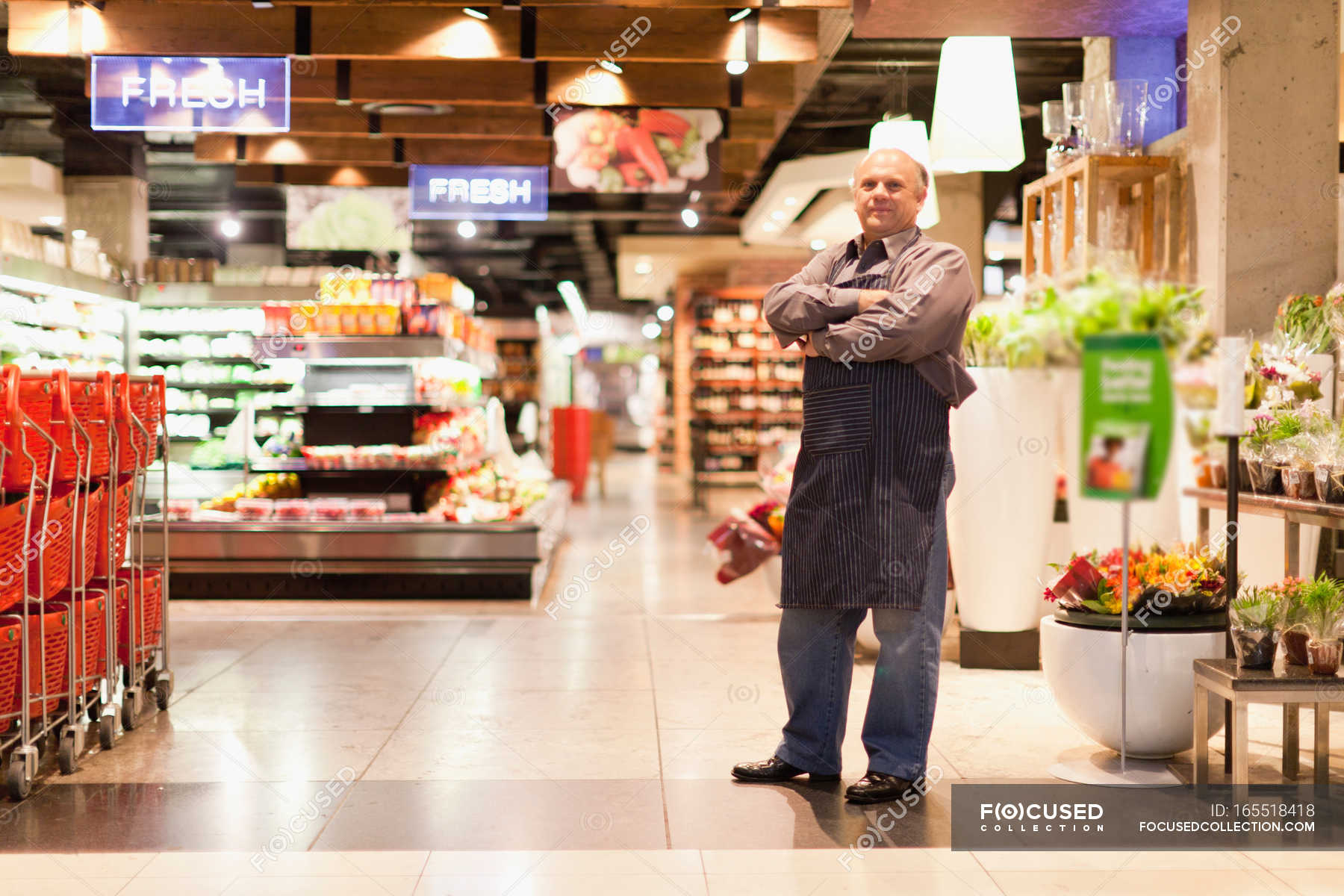 clerk-standing-in-grocery-store-selective-focus-shopping-wearing