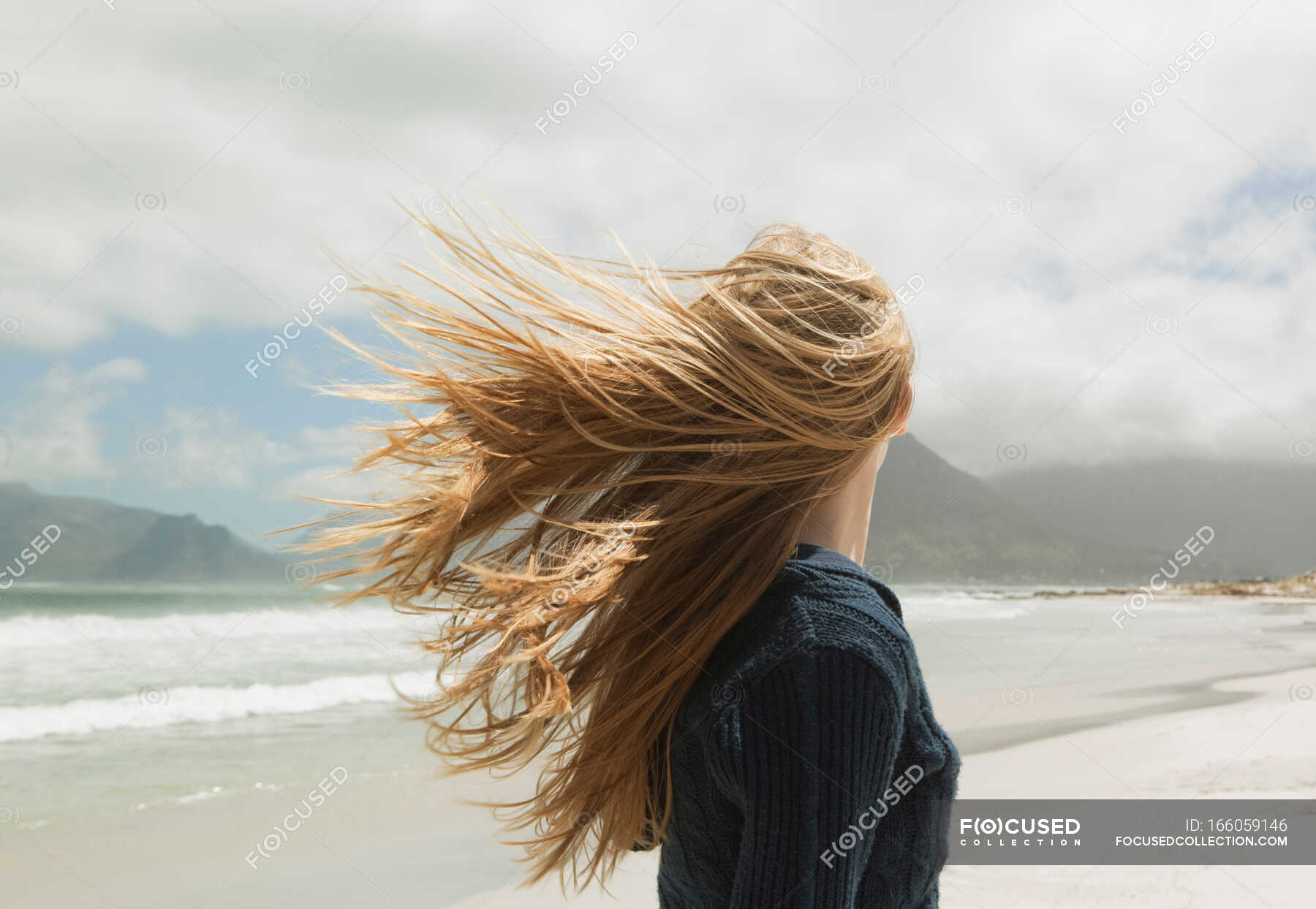 Развивающиеся волосы на ветру