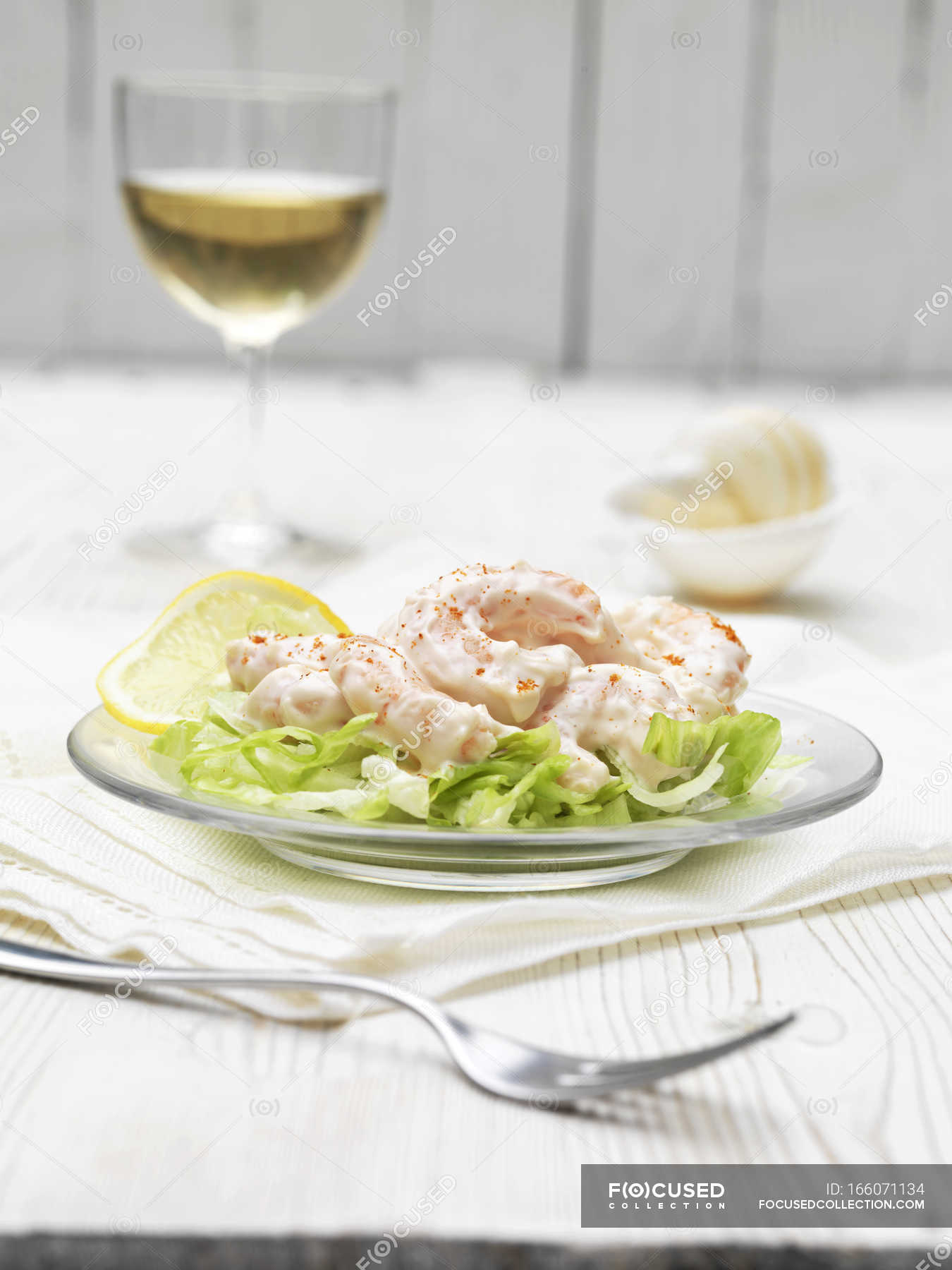 Riesengarnelen mit Salat und Zitronenscheibe auf Teller — Platte ...