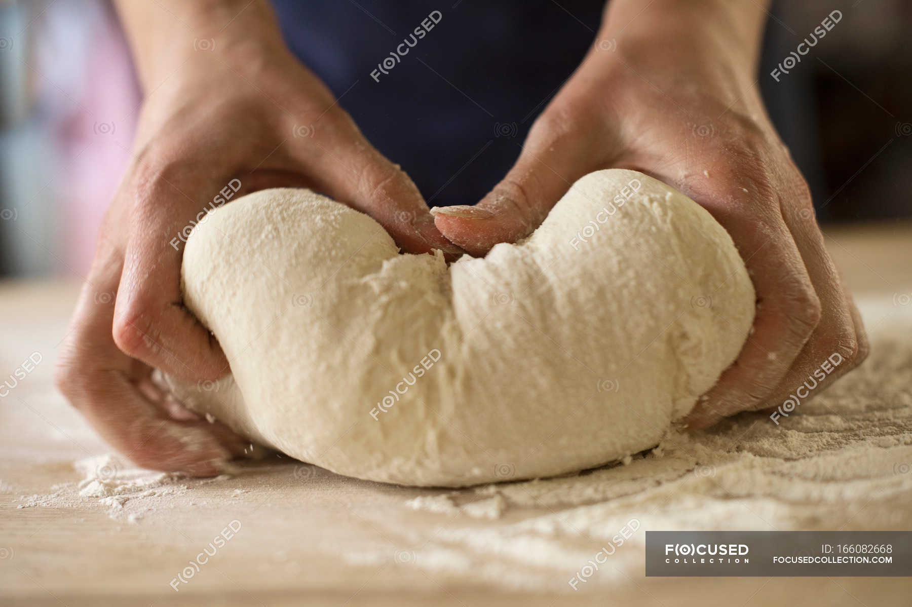 Во сне замесить тесто. Месить тесто. Руки месят тесто. Руки замешивают тесто. Замес теста для хлеба.