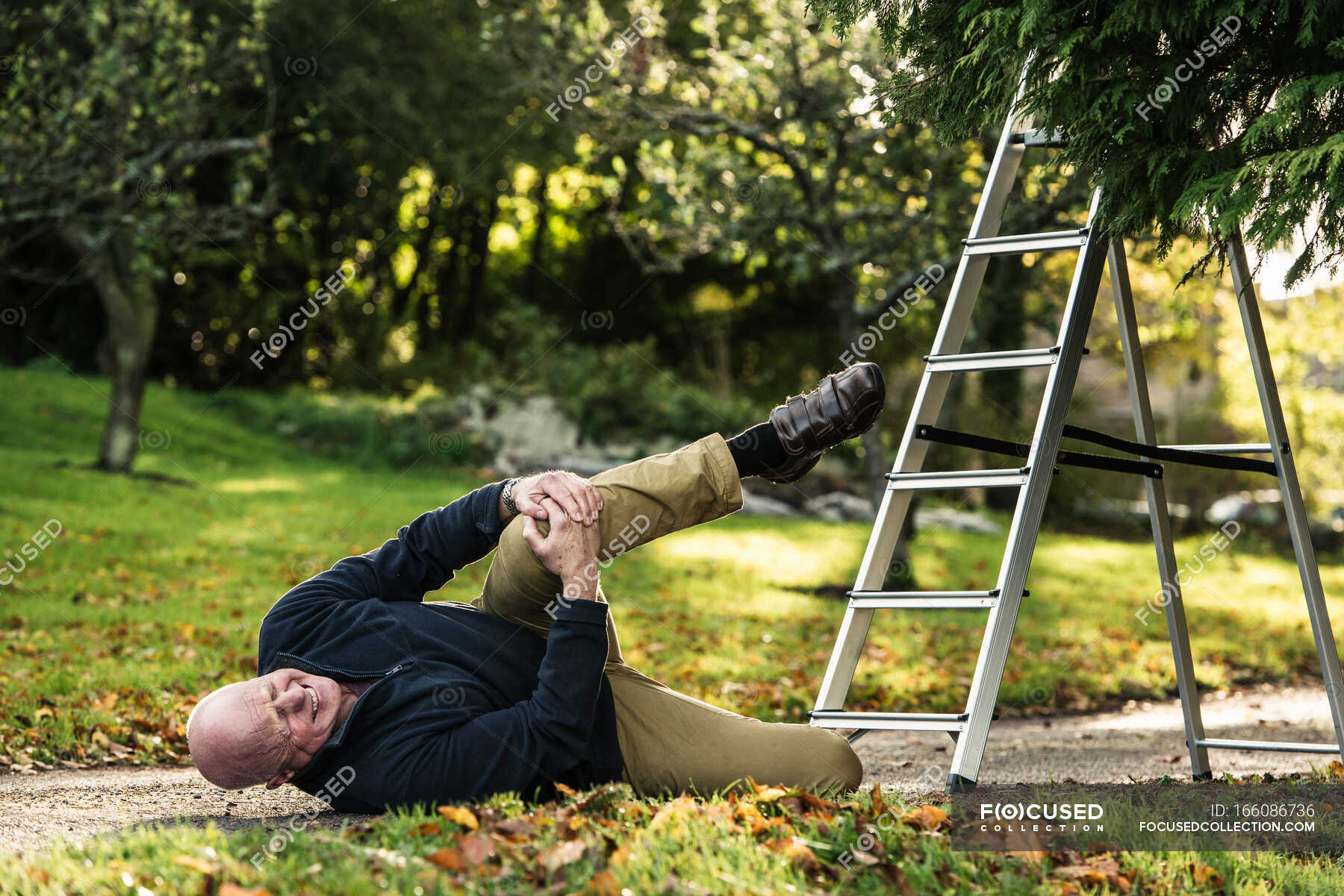 Поскользнулся на мокром полу. Падение на ровном месте. Падающий человек. Скользкий пол. Человек спотыкается о камень.