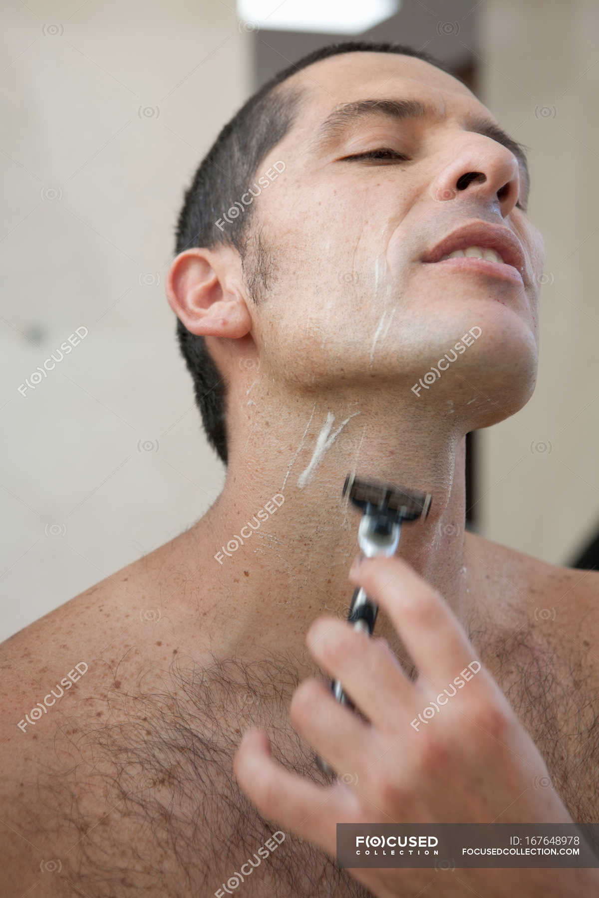 Мужчины бреет видео. Мужчина бреется. Бритья для мужчин. Парень бреет.