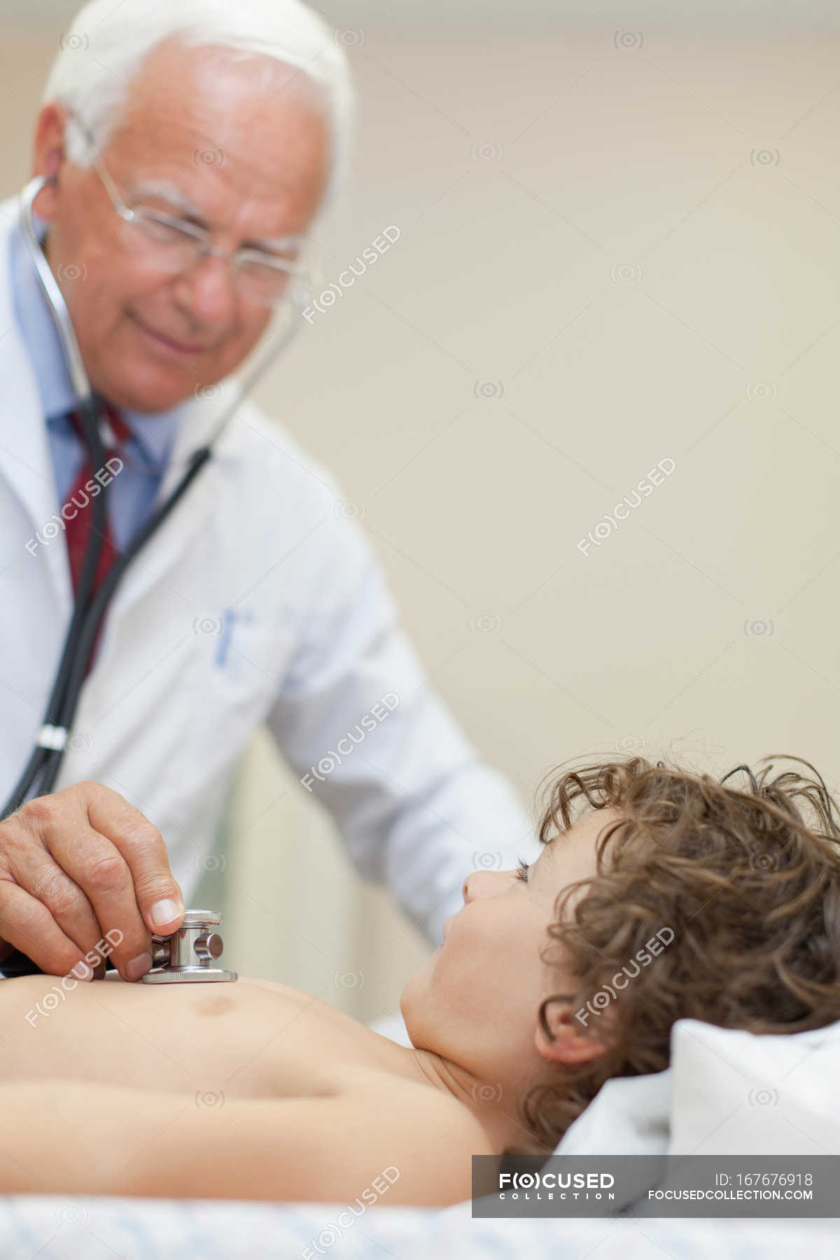 голую женщину осматривает доктор