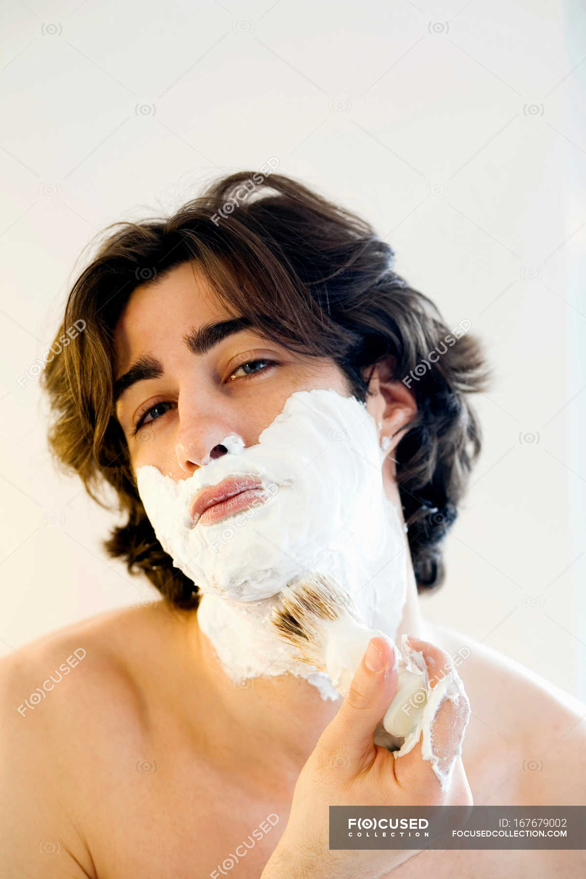Мужик в пене для бритья