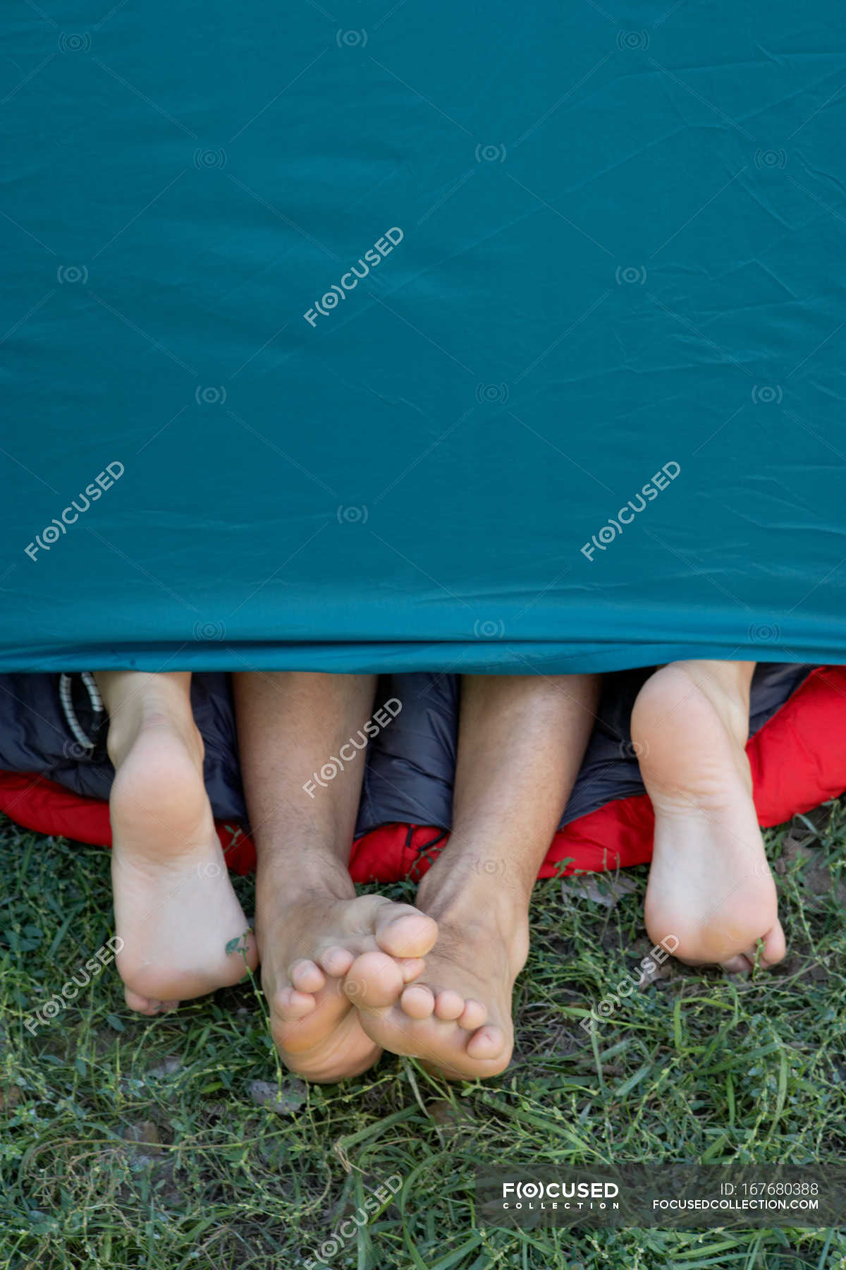 Ноги торчат из палатки