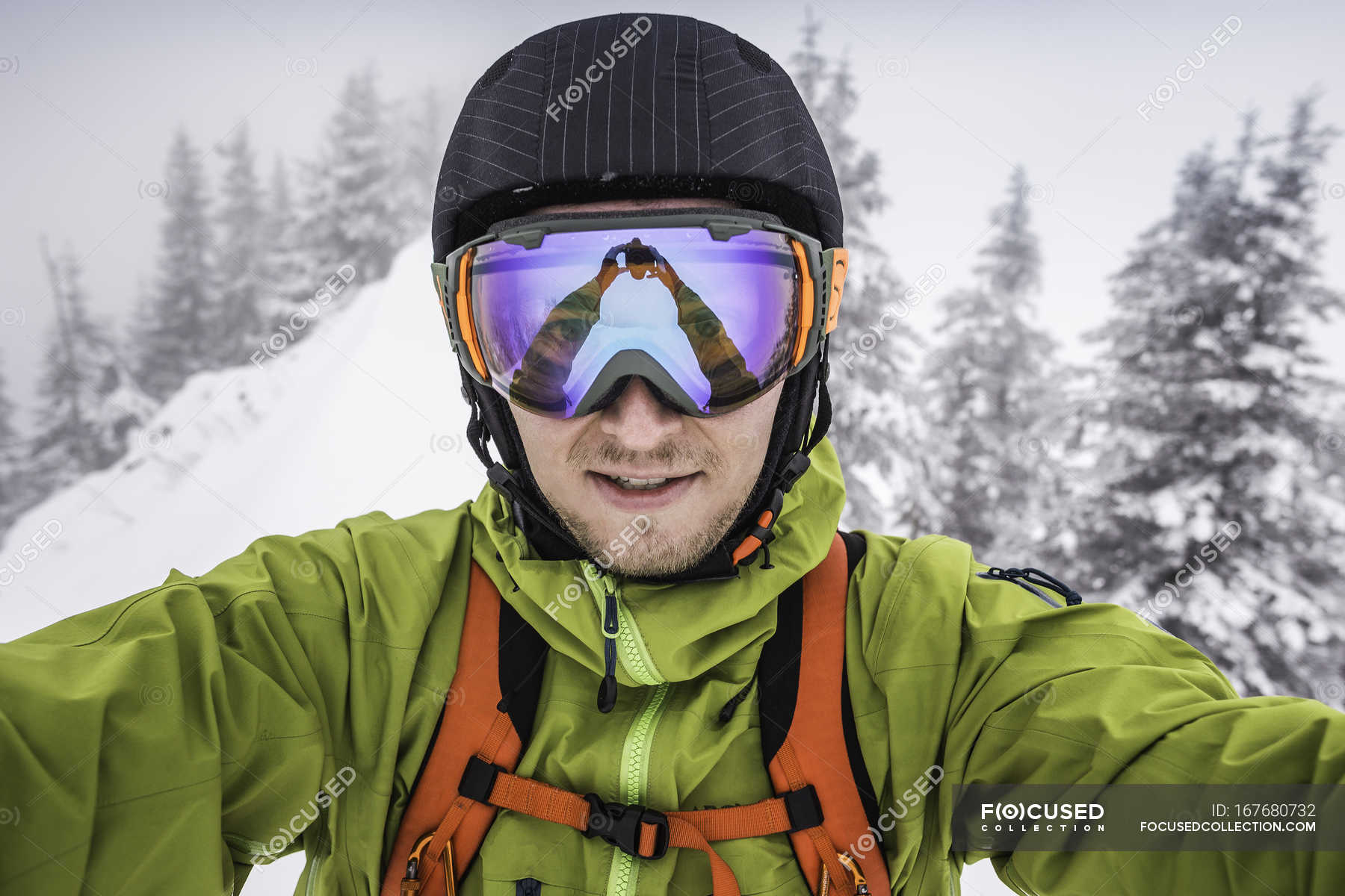 Primo piano dello sciatore maschile con gli occhiali da sci che si fa  selfie in montagna a Kranzegg, Baviera, Germania — congelati, destinazione  di viaggio - Stock Photo