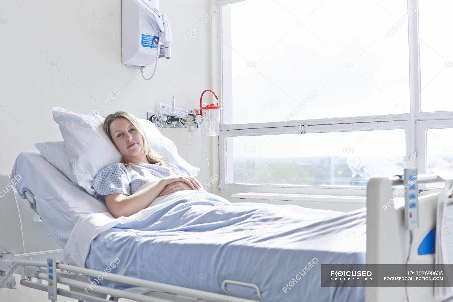 Patient lying in hospital bed — woman, science collection - Stock
