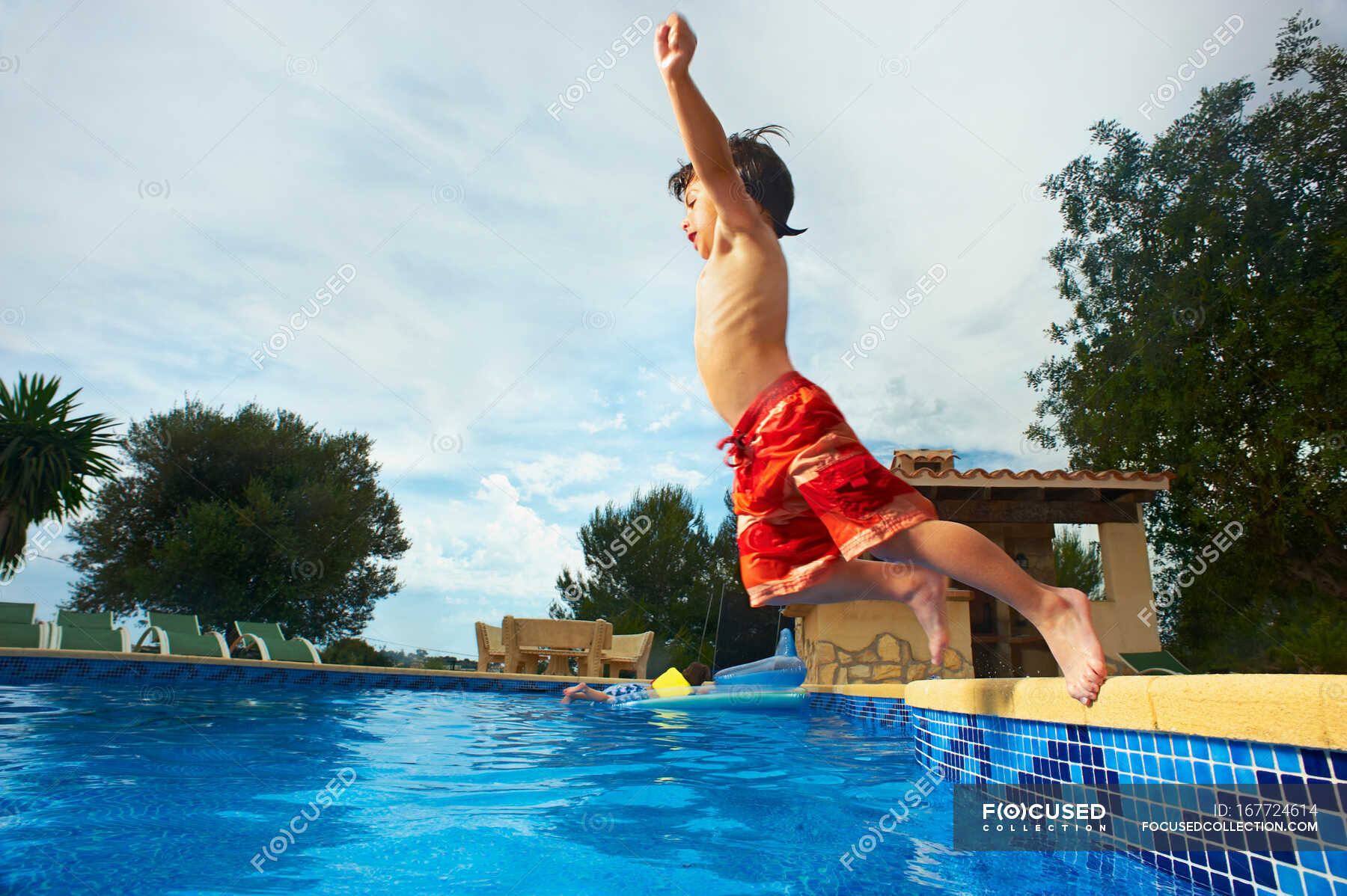 Young Boy Jumping Into Swimming Pool — Happiness Freedom Stock Photo