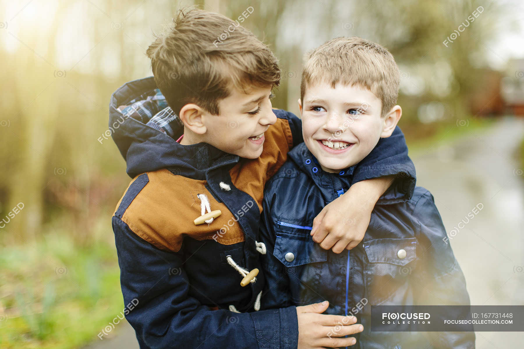 Два счастливых брата. Два мальчика обнимаются. Брат мальчик. Мальчики обнимаются. Мальчики братья обнимаются.