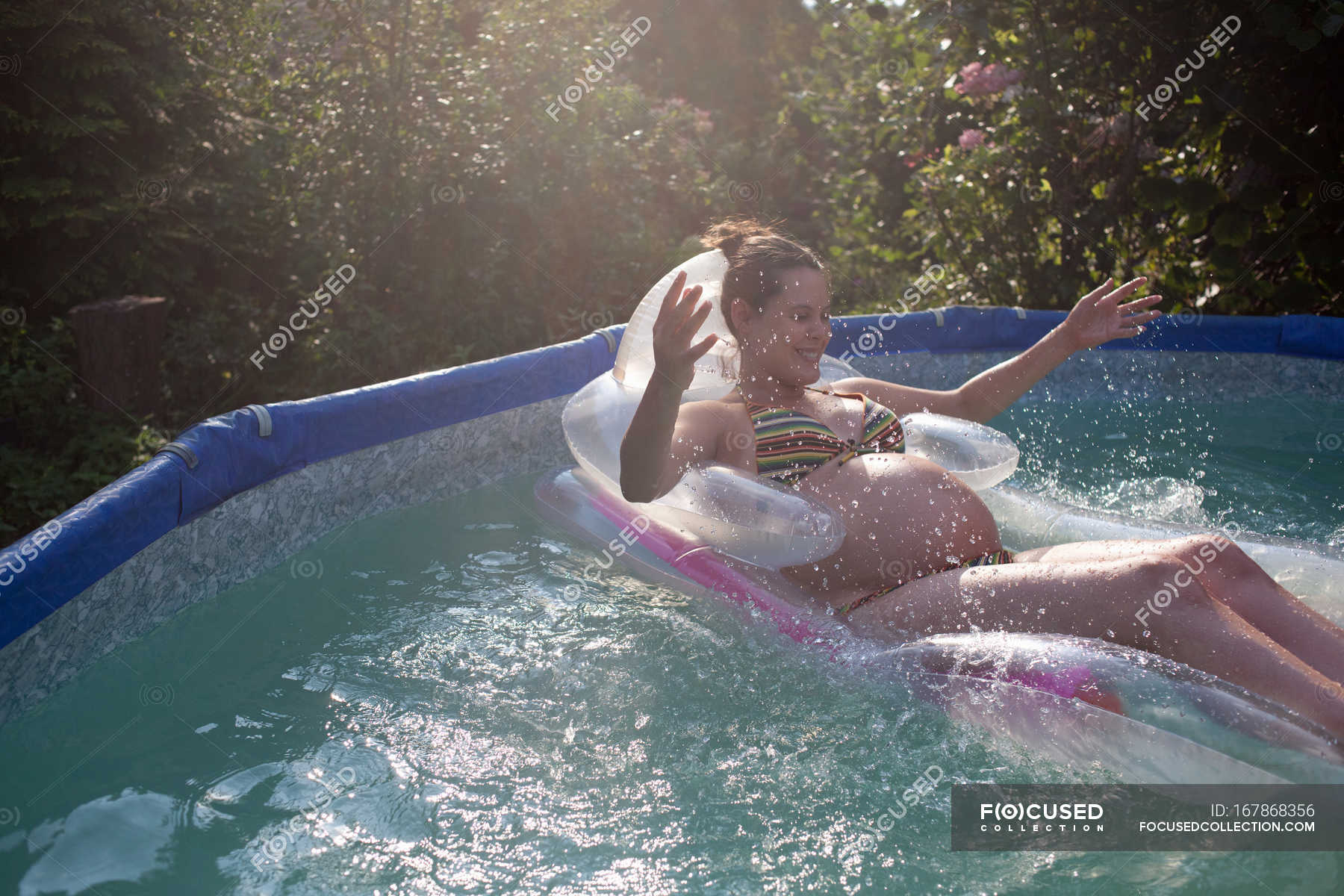 Heiße Tussi geht am Pool fremd 