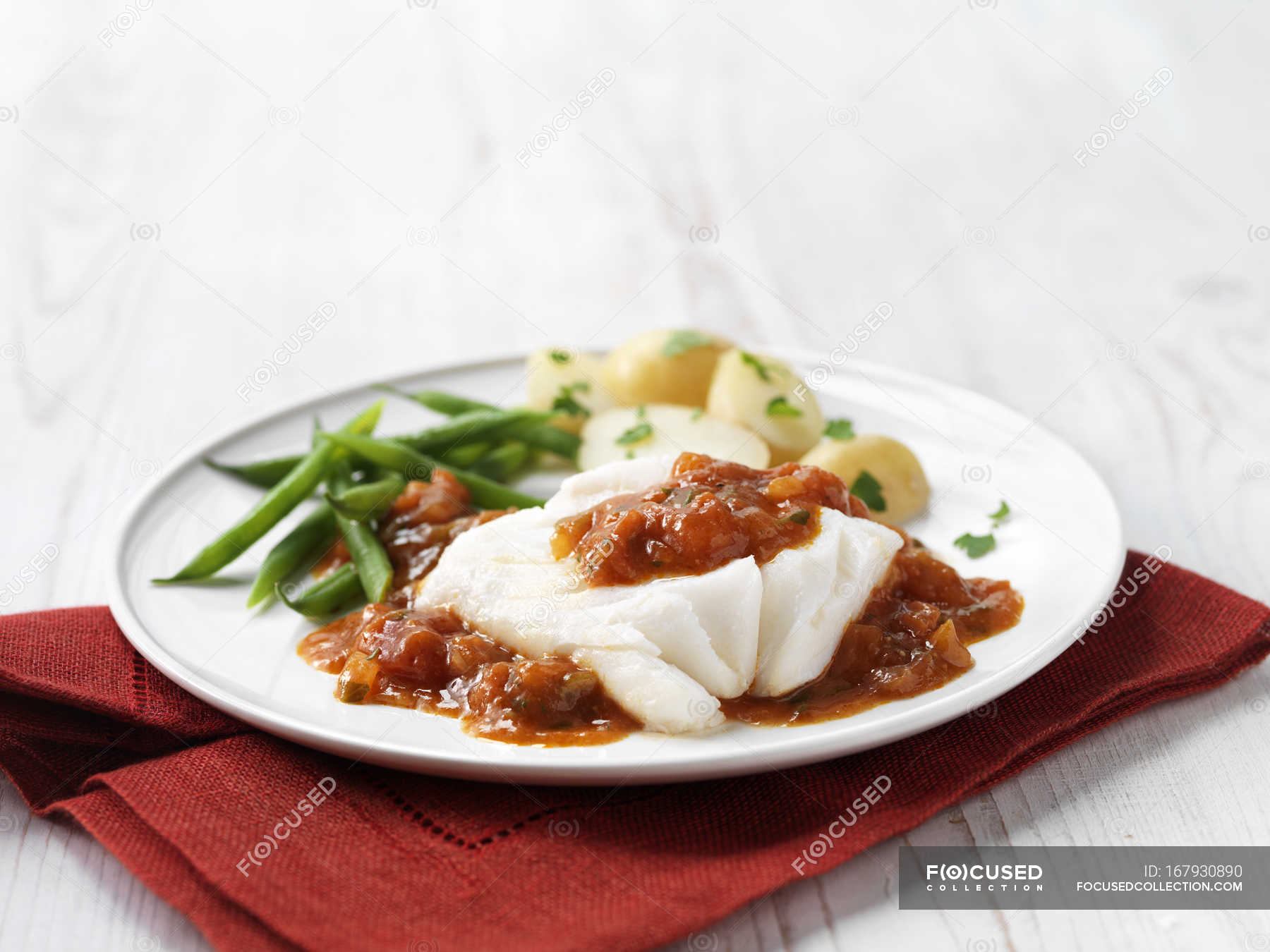 Cod fillet in tomato sauce with green beans and new potatoes — natural