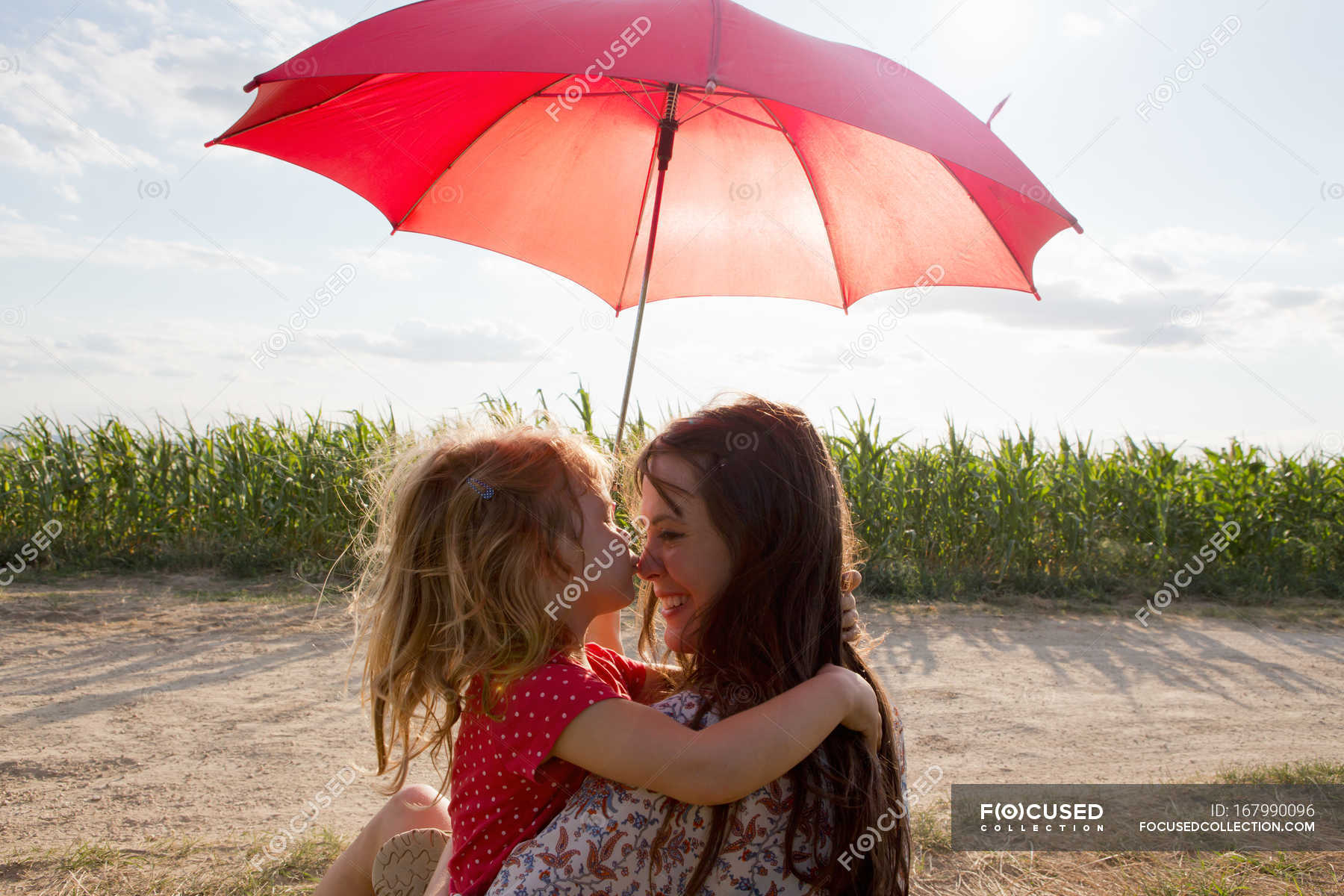 Мама зонтик. Дочь и мама под зонтом. Мама с дочкой под зонтиком. Мать с дочерью под зонтиком. Зонт мама и дочка.
