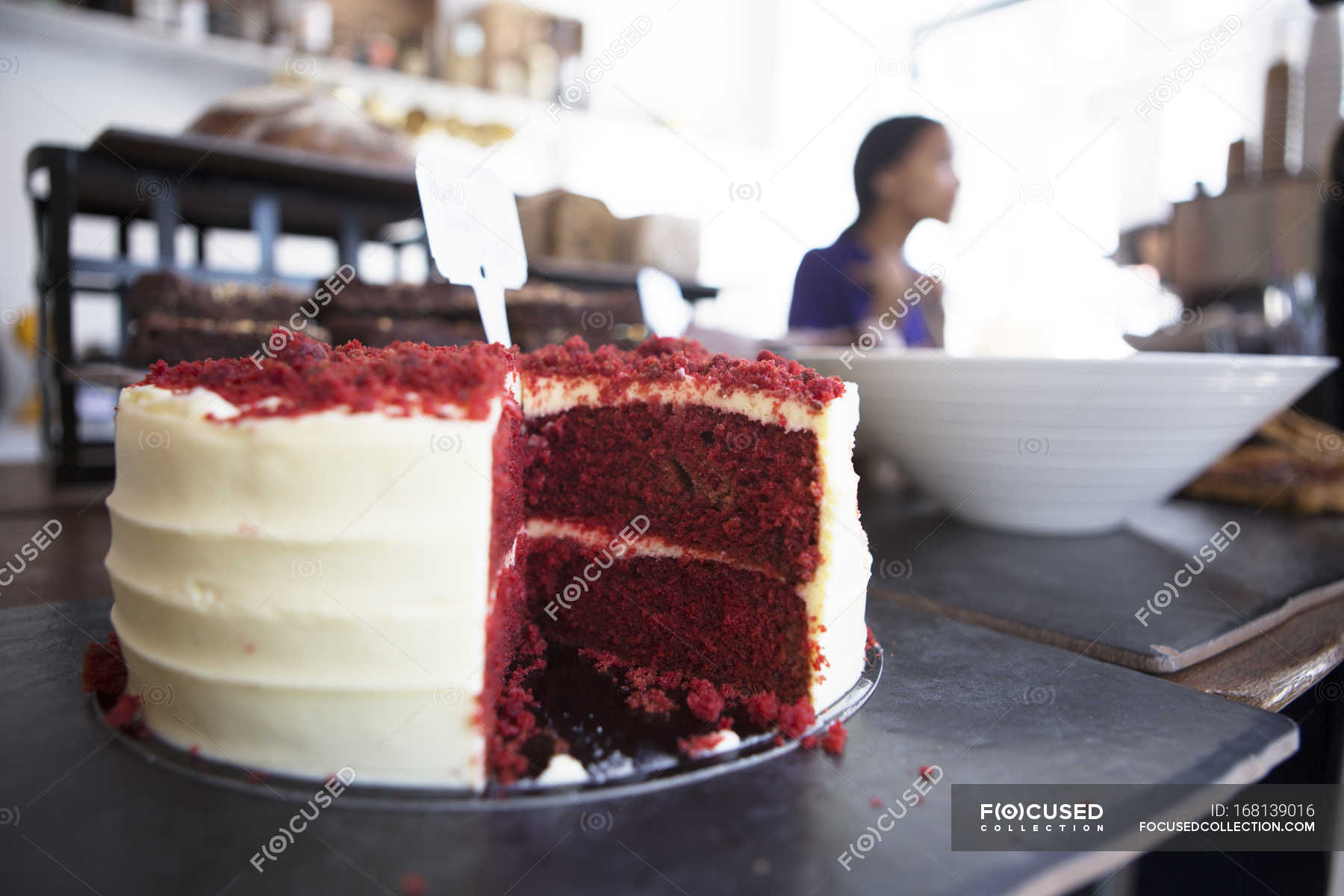 Bánh Red Velvet là món bánh đầy quyến rũ, với màu sắc lôi cuốn và hương vị tuyệt vời. Nếu bạn yêu thích ẩm thực và muốn thưởng thức một món bánh thật ngon miệng, hãy xem những hình ảnh liên quan đến bánh Red Velvet này.