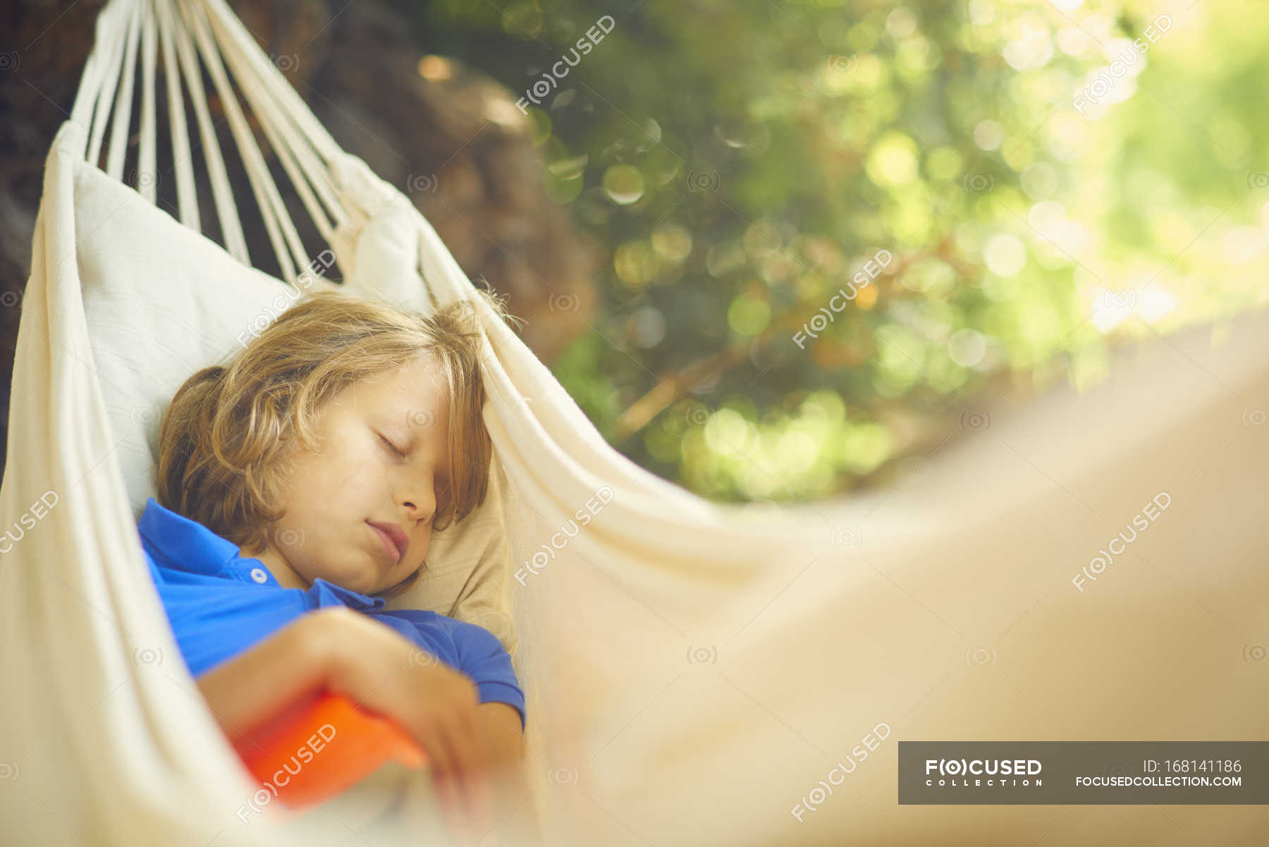 Ребенок спит в гамаке