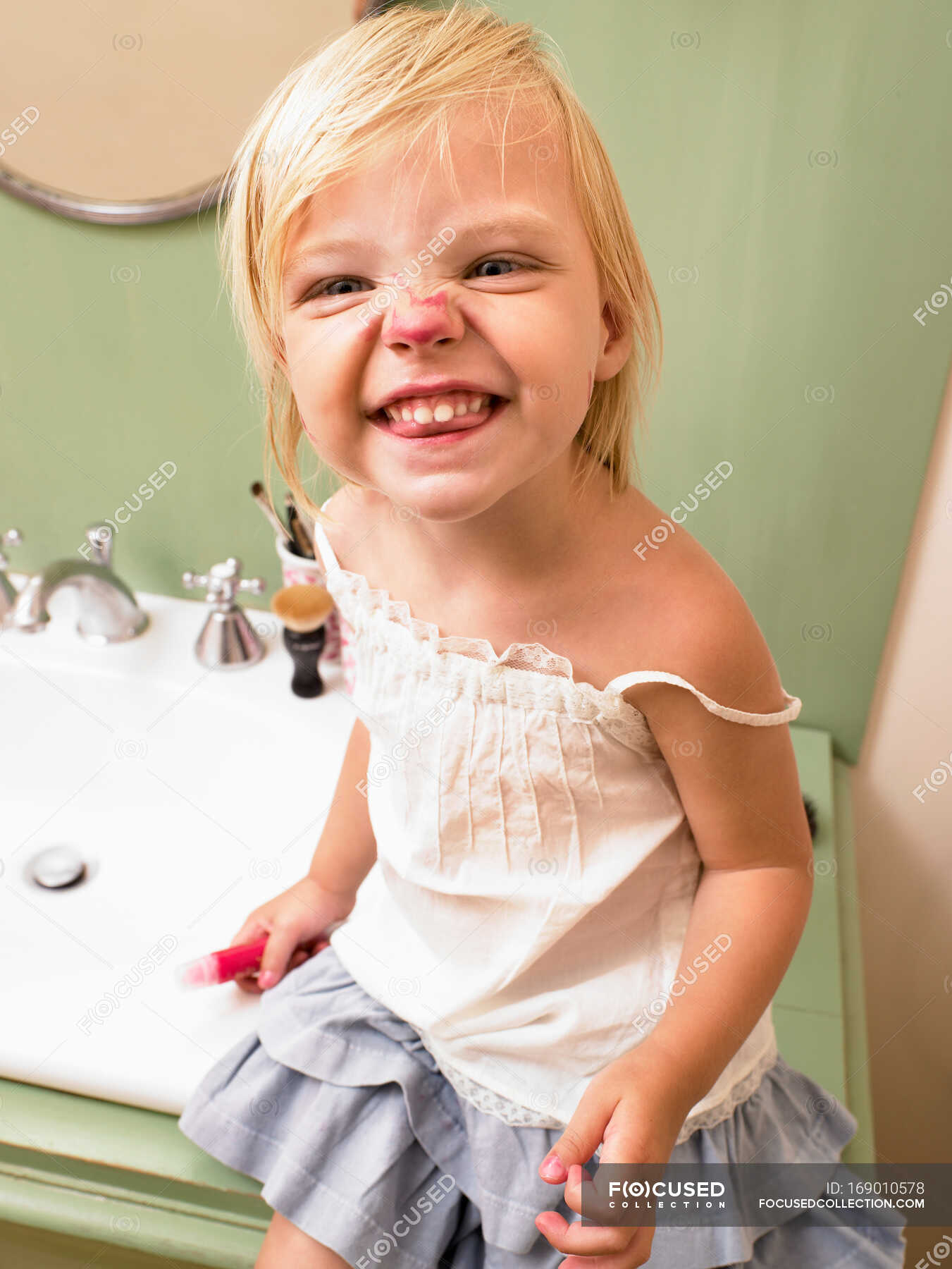 Niña con maquillaje en la nariz — Solicitante, Sólo niños - Stock Photo ...
