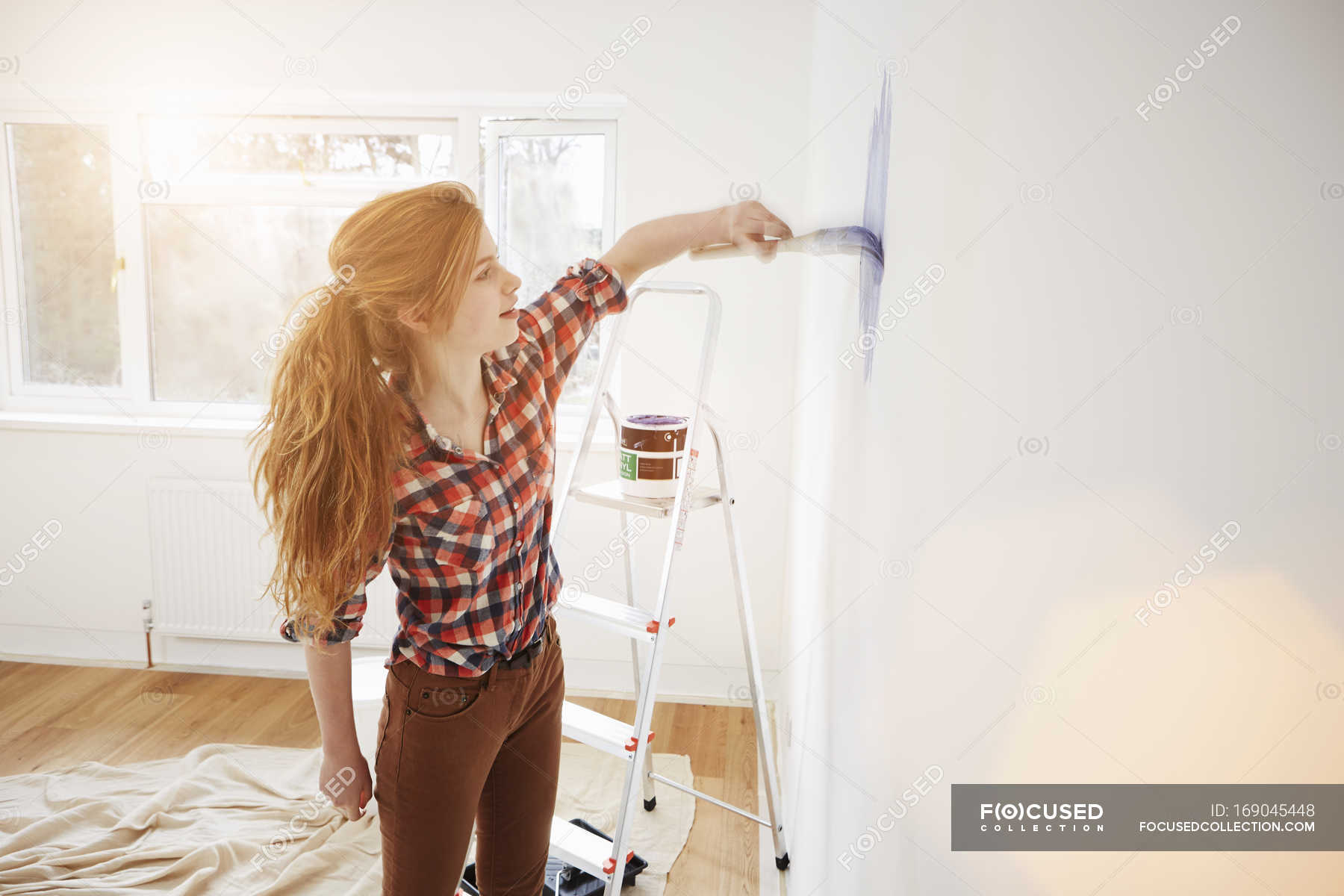 She paint her room. Девушка нарисовала на стене что могло бы быть при продаже квартиры.