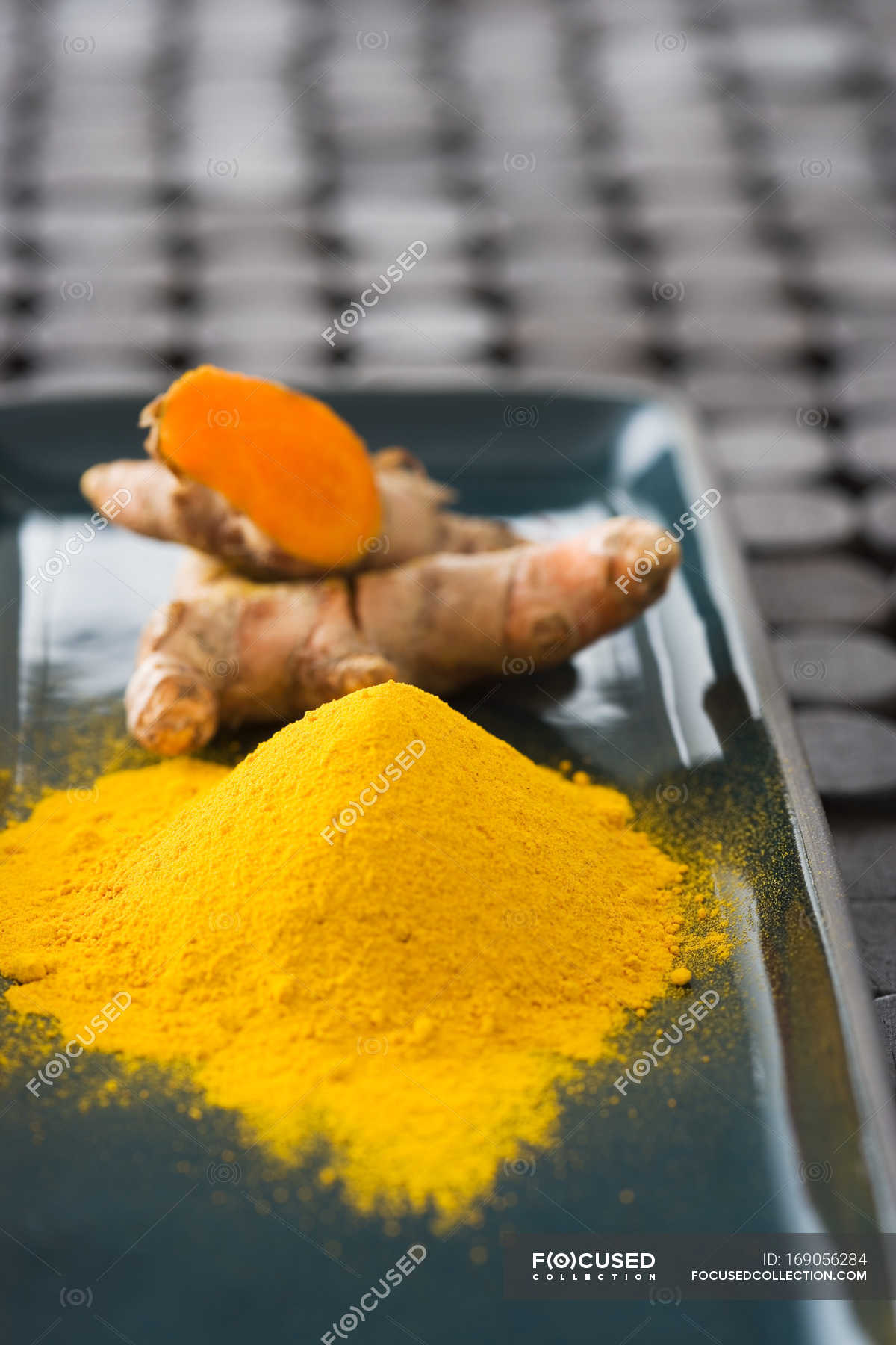 Turmeric powder and fresh turmeric roots — Differential Focus, dried