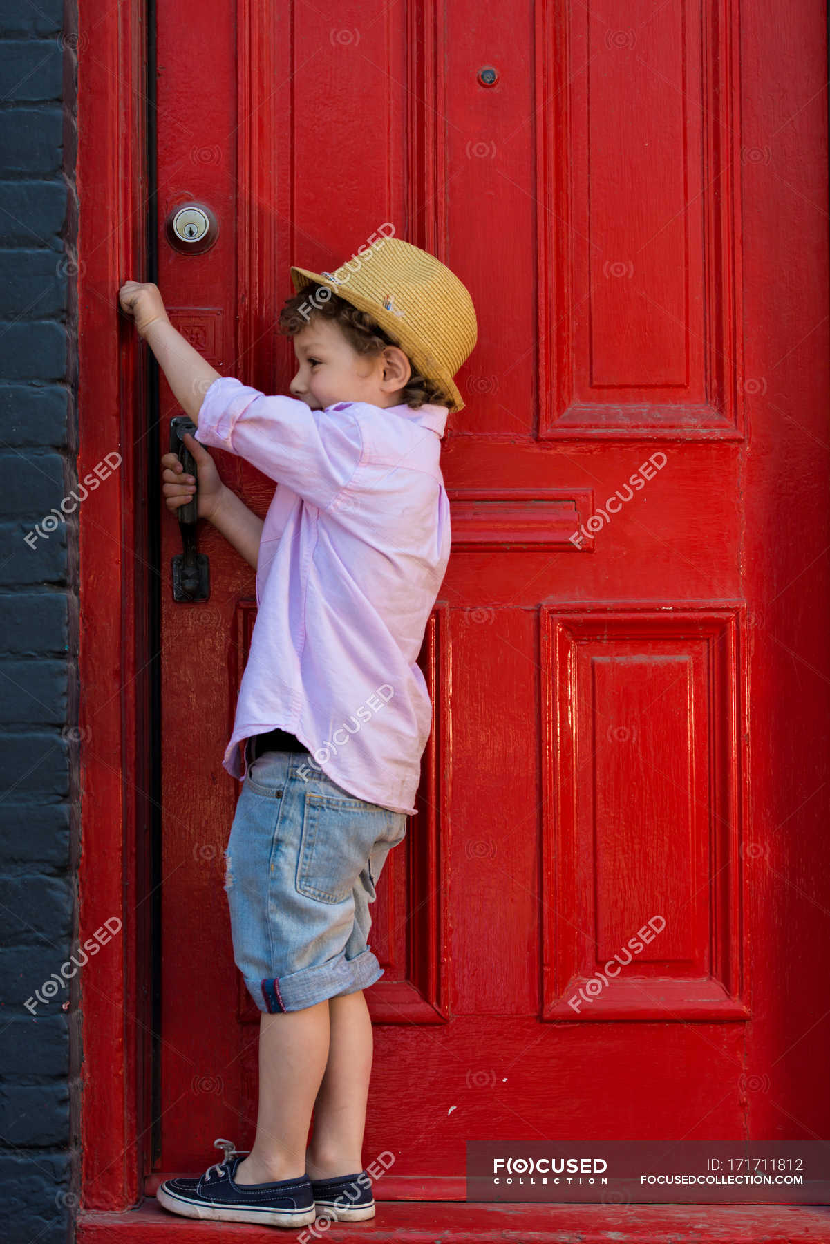 Мальчик и дверь открылась. Мальчик у двери. Мальчик открывает дверь. Мальчик в дверном проеме. Мальчик открытая дверь.