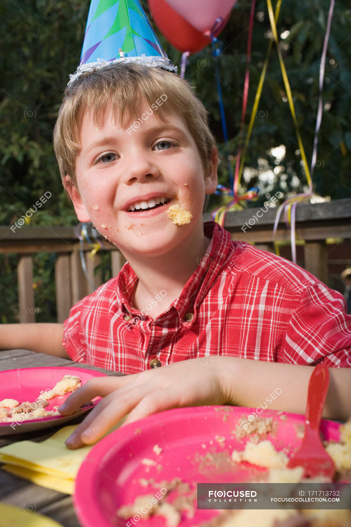 Boy with cake on his face — male, messy Stock Photo 171713732