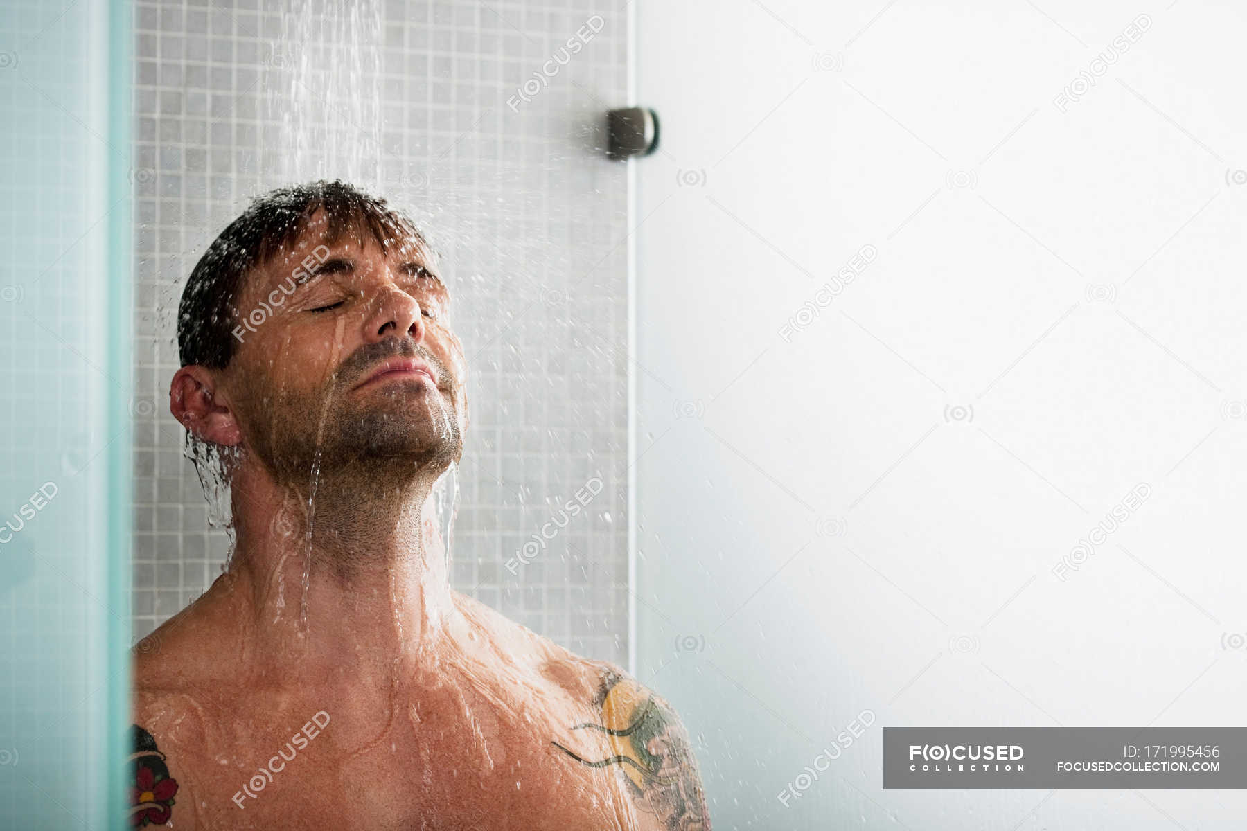 Very in shower. Мужчина моется. Мужчина в душе. Парни моются в душевой. Мужчина моется в душе.