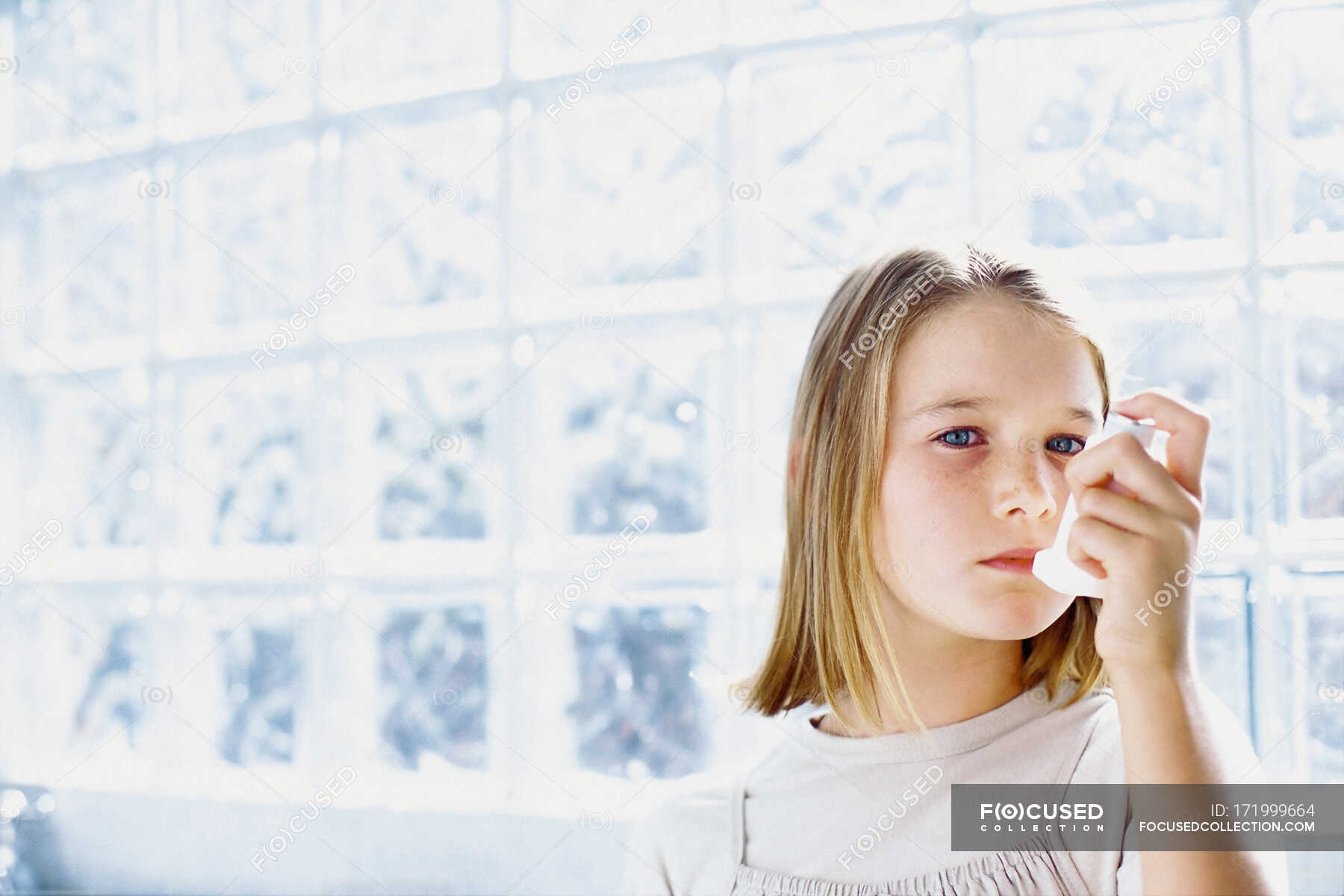 Астма в детстве. Дети астматики. Фото девочки с бронхиальной астмой. Бронхиальная астма клиника у детей арт. Бронхиальная астма у детей клиника картинки.